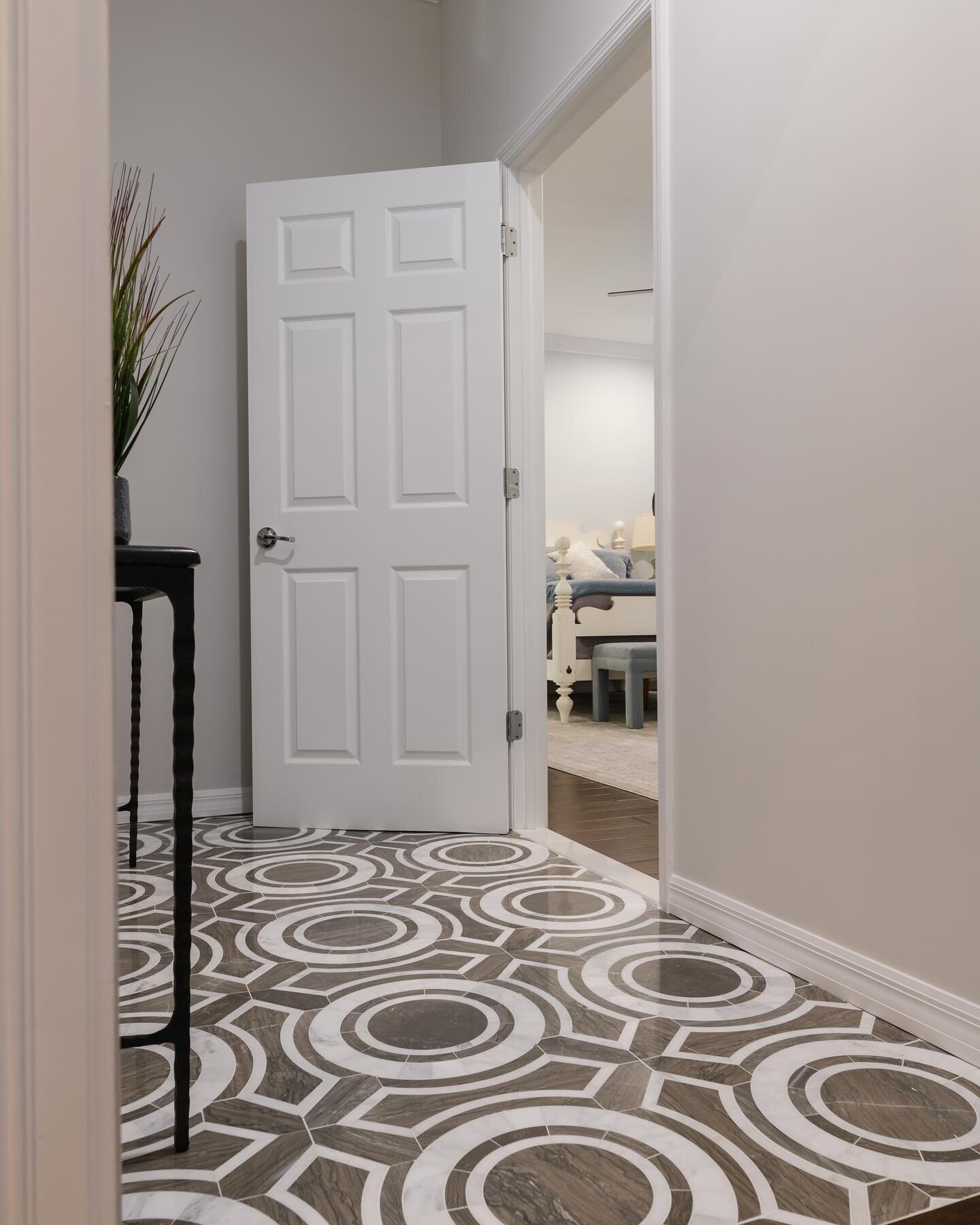 Step into luxury with this main bedroom hall featuring a mesmerizing waterjet floor tile design!  The intricate pattern of the tiles create a gorgeous focal point that elevates the entire space. Truly a statement of elegance with these stunning tiles