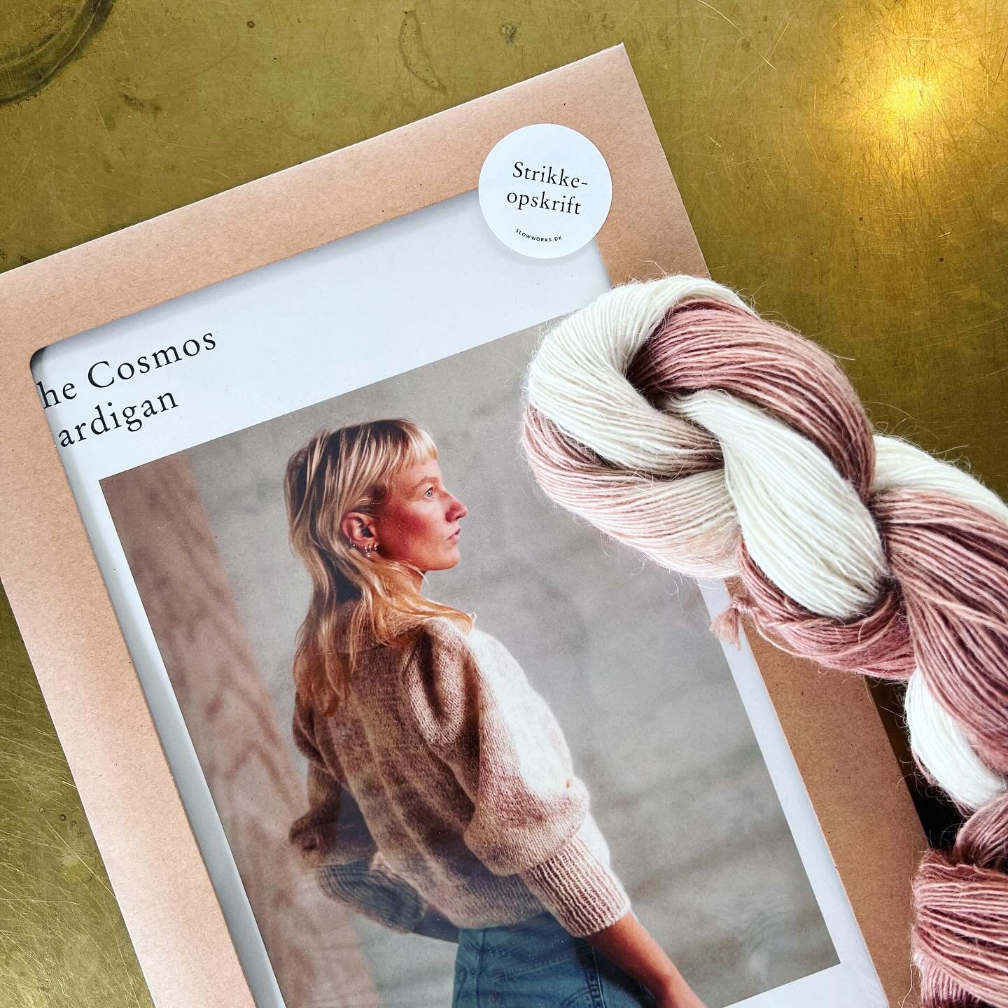 Den danske sommer er lunefuld og kan v&aelig;re sv&aelig;r at blive klog p&aring;. 

Vi har lavet en r&aelig;kke strikkeopskrifter og strikkekits, som du kan hygge dig med, hvis det ikke lige er udevejr. 🌦️

#avocado #naturaldye #plantefarve #handkn