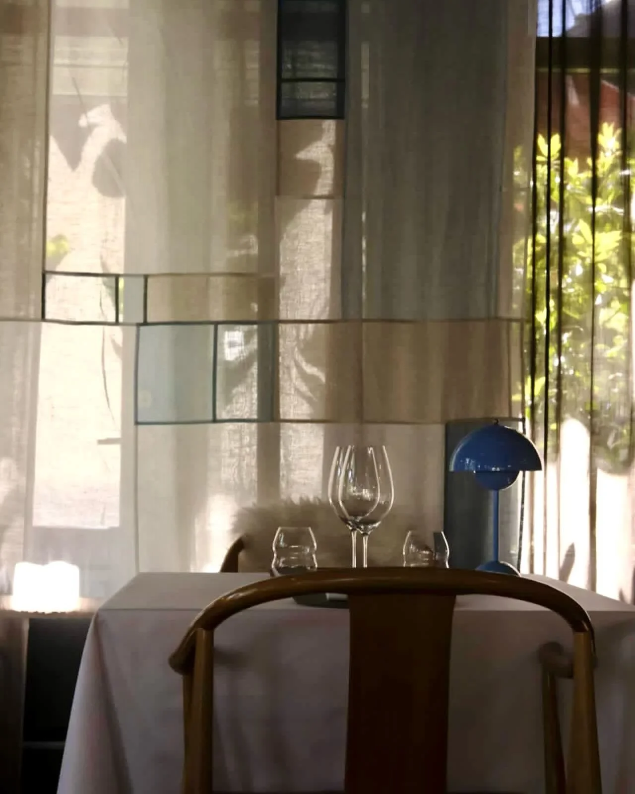 Stemninger fra @restaurant_tri pop-up restaurant i @tivolicph. Hvis du missede eventet i K&oslash;benhavn kan det anbefales at bes&oslash;ge deres restauranten i Agger, Thy. 

#indigo #naturaldye #naturalpigment #handdyed #sustainable #handmade #arti