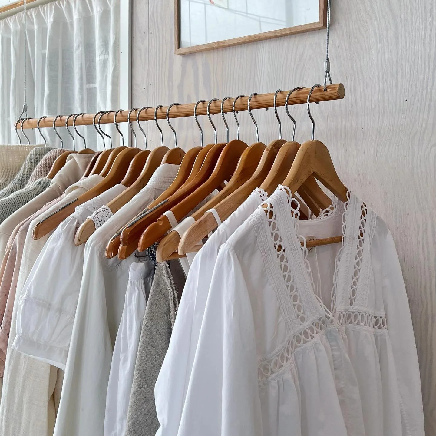 Vi har fyldt vores lille f&aelig;lles butik op med vores h&aring;ndstrikkede tr&oslash;jer, hvid vintage, plantefarvede pojagiv&aelig;rker + lokal kunst og design, lavet p&aring; @vaerkstedetk3. 

Kom forbi hvis du holder ferie i Thy ☀️

Vores sommer