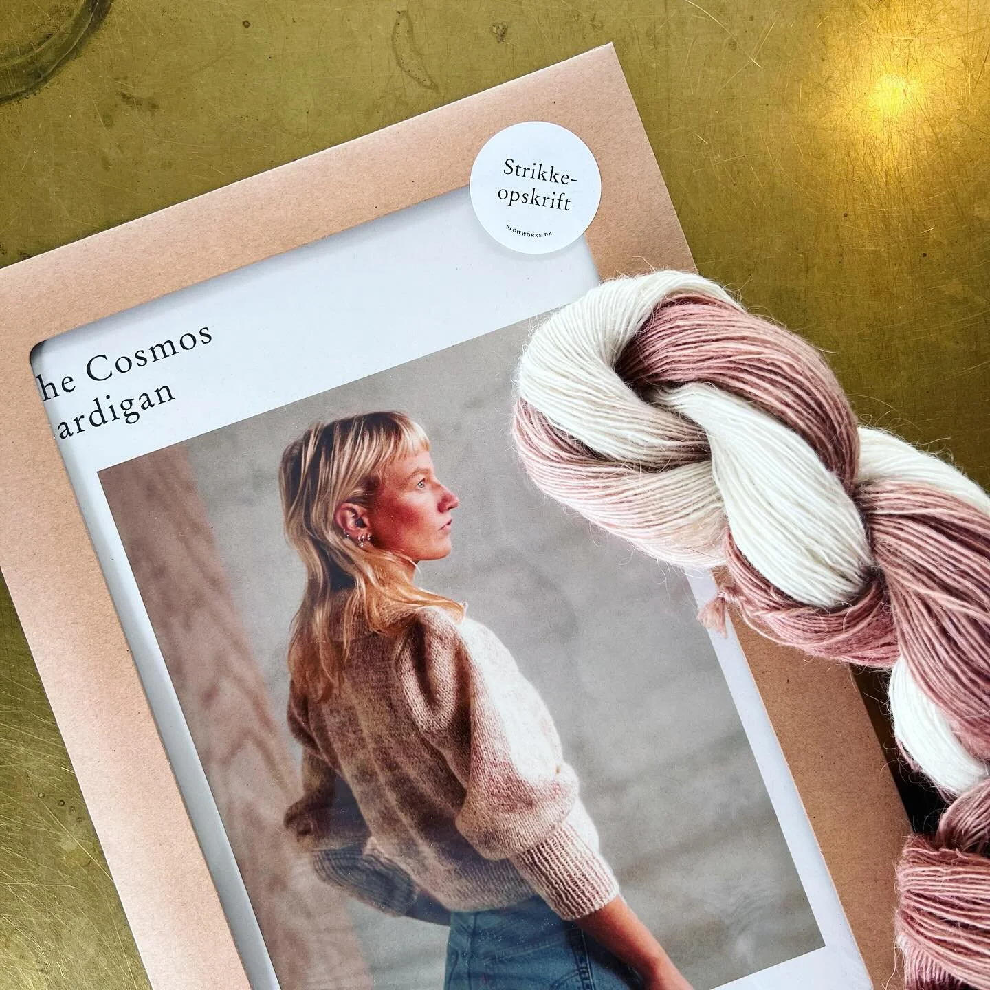 Den danske sommer er lunefuld og kan v&aelig;re sv&aelig;r at blive klog p&aring;. 

Vi har lavet en r&aelig;kke strikkeopskrifter og strikkekits, som du kan hygge dig med, hvis det ikke lige er udevejr. 🌦️

#avocado #naturaldye #plantefarve #handkn