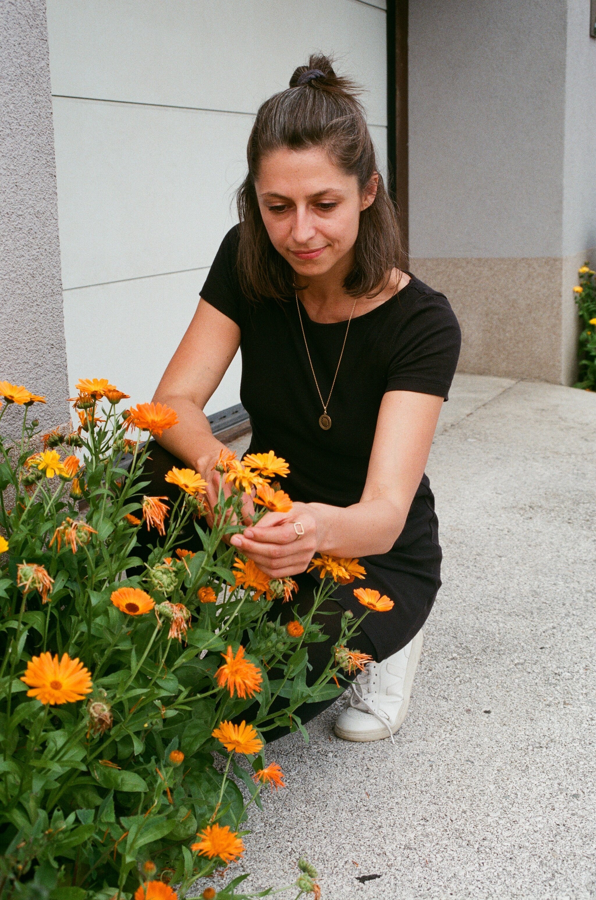 Valerie von Blatt &amp; Dorn mit Ringelblumen vor ihrem Haus
