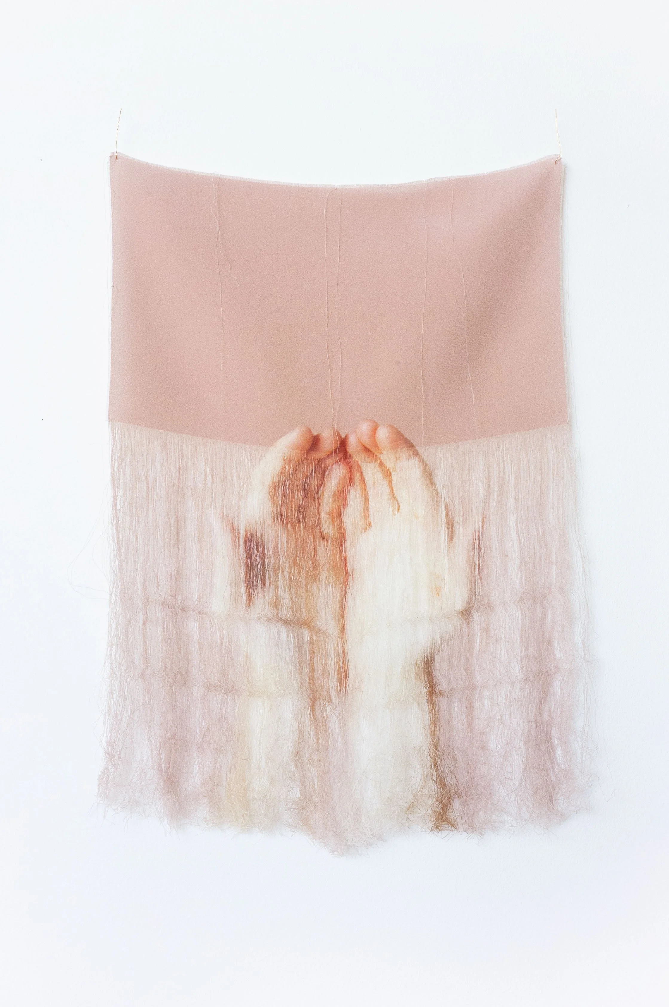 'Loose Gatherings #7', 2022. 
Silk. 43 × 29 cm. 
Shortlisted for and exhibited at 'Talente Prize', Internationale Handwerkmesse, Munich.
Private collection.