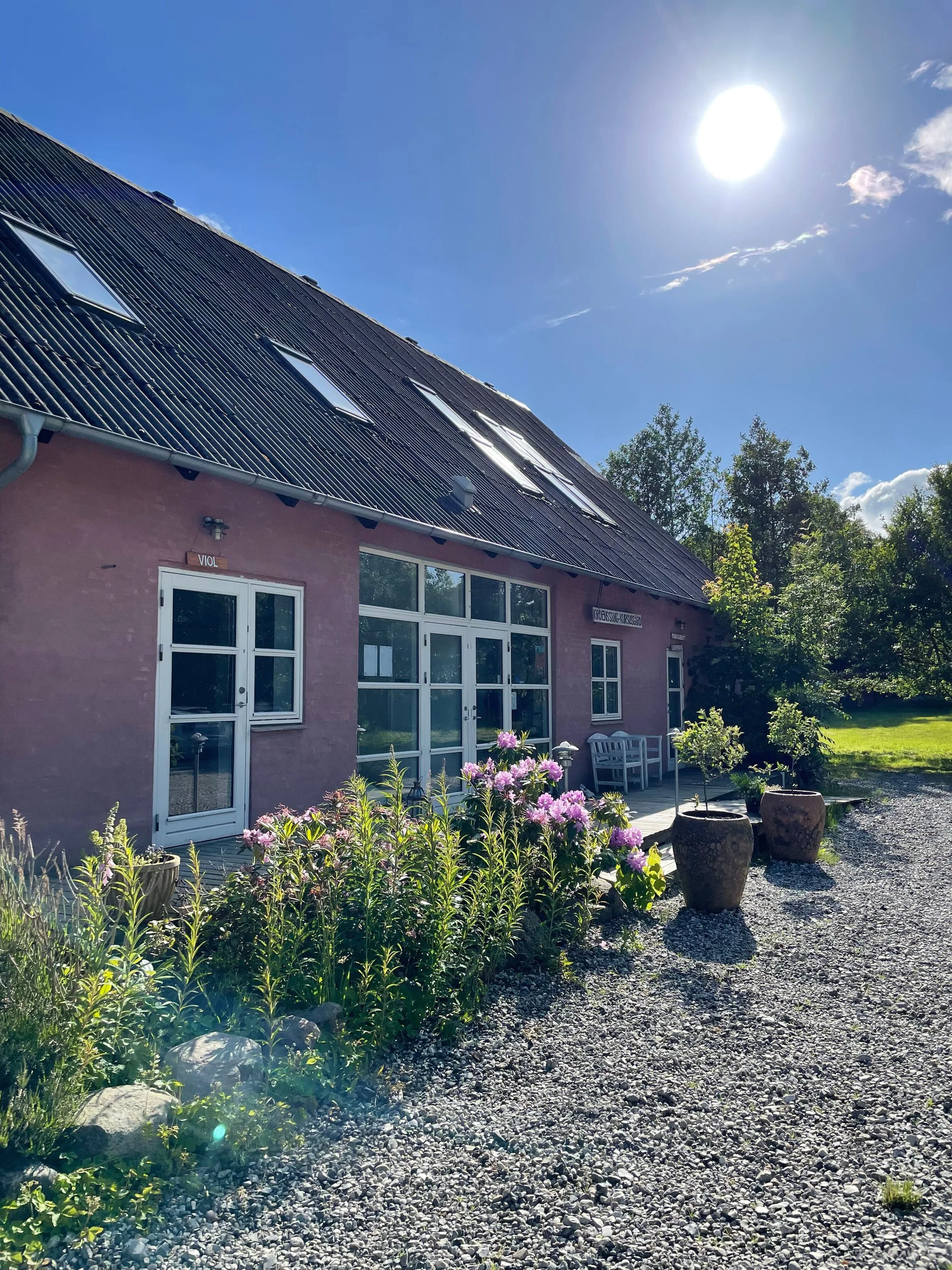 Vi skal være lige her på fineste Rødegaard.