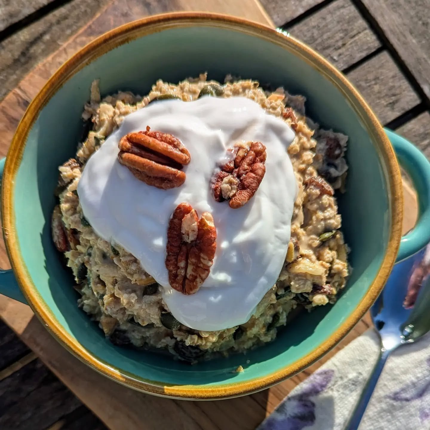 This morning's cycle to school - powered by LifeGlo apple &amp; cinnamon breakfast oats 💪🏼😋

Who else spotted the snow-capped hills this morning?? 😍❄️✨🤪

#lifeglo #plantpowered #schoolcommute #cairngormsnationalpark #biketoschool #chilly #snowym