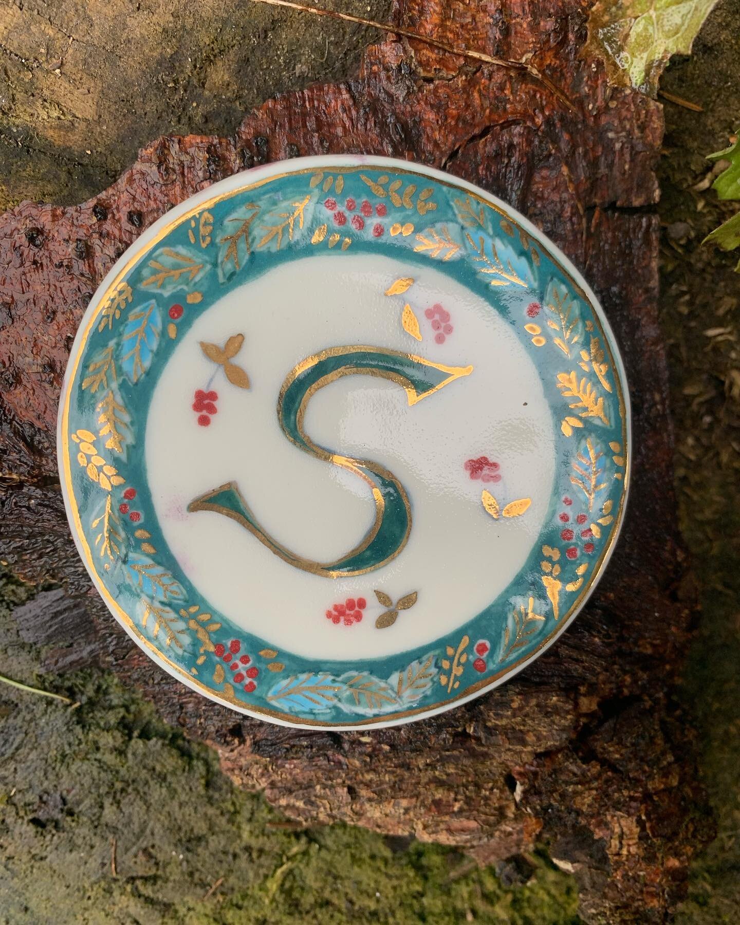 I have been really enjoying painting this personalised porcelain coaster for a dear friend of mines 90th Birthday , inspired by a beautiful bowl that she gave my husband and I as a wedding present many years ago !
