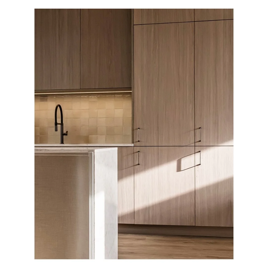 Kitchen details

Design by @studio___p3 

#kitchen #warmminimalism #kitchendesign #bespoke #neutral #marble #smokedoak #anthracite #interiorarchitecture #renovation #turnkey #project #watergraafsmeer #amsterdam