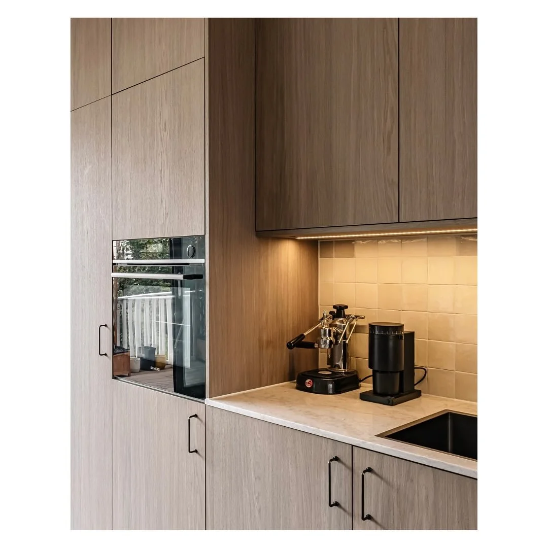 Kitchen details

Design by @studio___p3 

#kitchen #warmminimalism #kitchendesign #bespoke #neutral #marble #smokedoak #anthracite #interiorarchitecture #renovation #turnkey #project #watergraafsmeer #amsterdam
