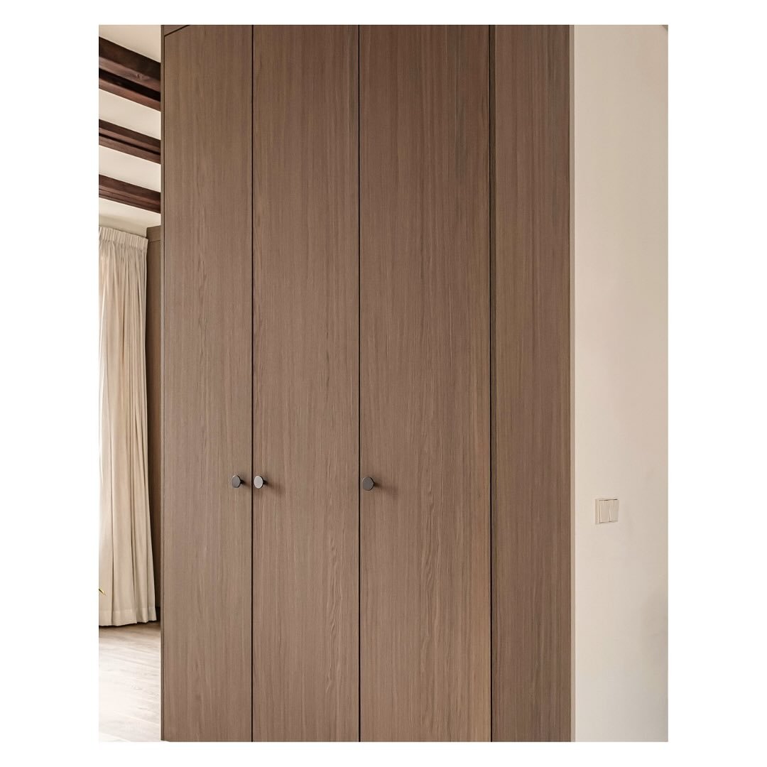 Coat cupboard details

Design by @studio___p3 

#coatcupboard #entrance #cabinetry #warmminimalism #bespoke #neutral #smokedoak #anthracite #interiorarchitecture #renovation #turnkey #project #watergraafsmeer #amsterdam