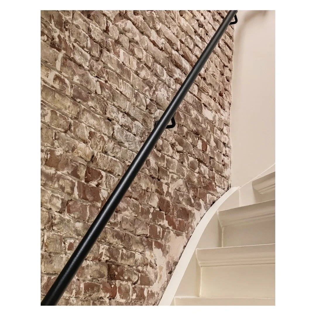 Staircase details

Design by @studio___p3 

#staircase #exposedbrick #brick #warmminimalism #bespoke #neutral #anthracite #interiorarchitecture #renovation #turnkey #project #watergraafsmeer #amsterdam