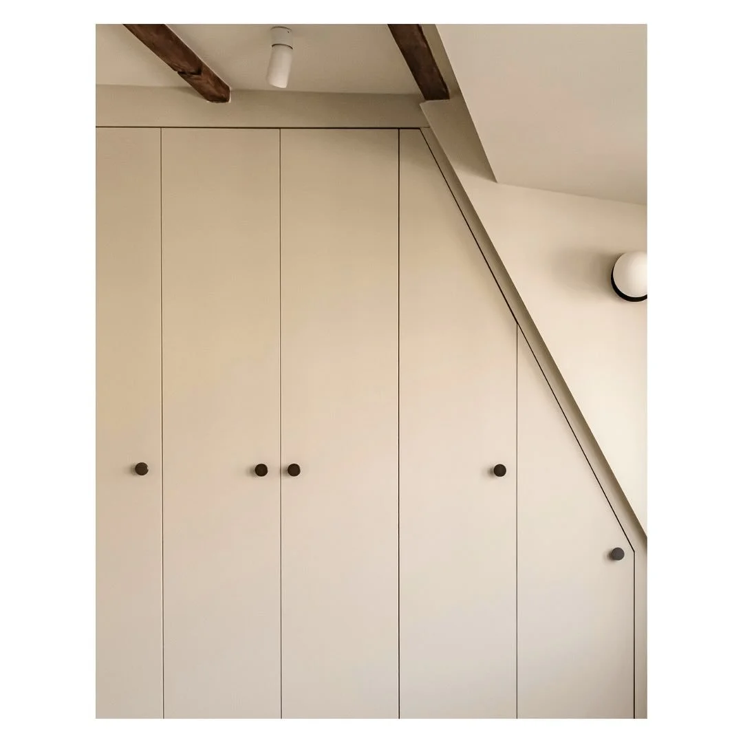 Bedroom cupboard details

Design by @studio___p3 

#bedroom #cabinetry #warmminimalism #offwhite #bespoke #neutral #anthracite #interiorarchitecture #renovation #turnkey #project #watergraafsmeer #amsterdam