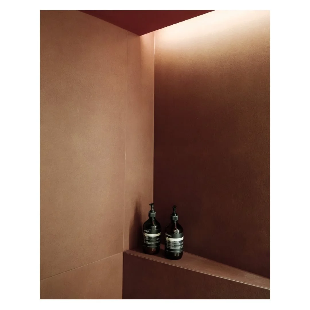 Bathroom details&hellip;
The rust red shower &ldquo;box&rdquo; with concealed lighting and a semi floating ceiling. Combined with an angular shampoo shelf giving the space a dynamic character.

Design by @studio___p3 
Photography by @justinreidross 
