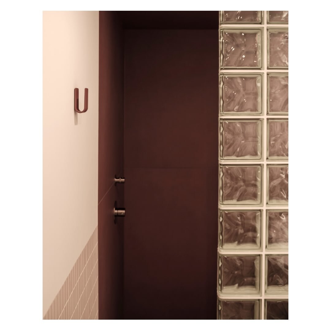 Bathroom details&hellip;
A combination of soft beige bathroom kitkat tiles, contrasted against a rust red shower &ldquo;box&rdquo;, with a glass brick shower wall acting as the mediating element.

Design by @studio___p3 
Photography by @justinreidros