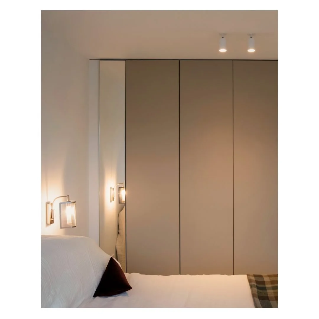 Bedroom details&hellip;

Design by @studio___p3 
Photography by @justinreidross 

#bedroom #warmminimalism #bespoke #mirror #soft