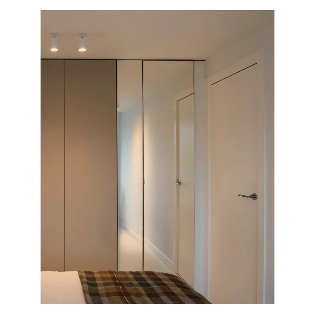 Bedroom details&hellip;

Design by @studio___p3 
Photography by @justinreidross 

#bedroom #warmminimalism #bespoke #mirror #soft