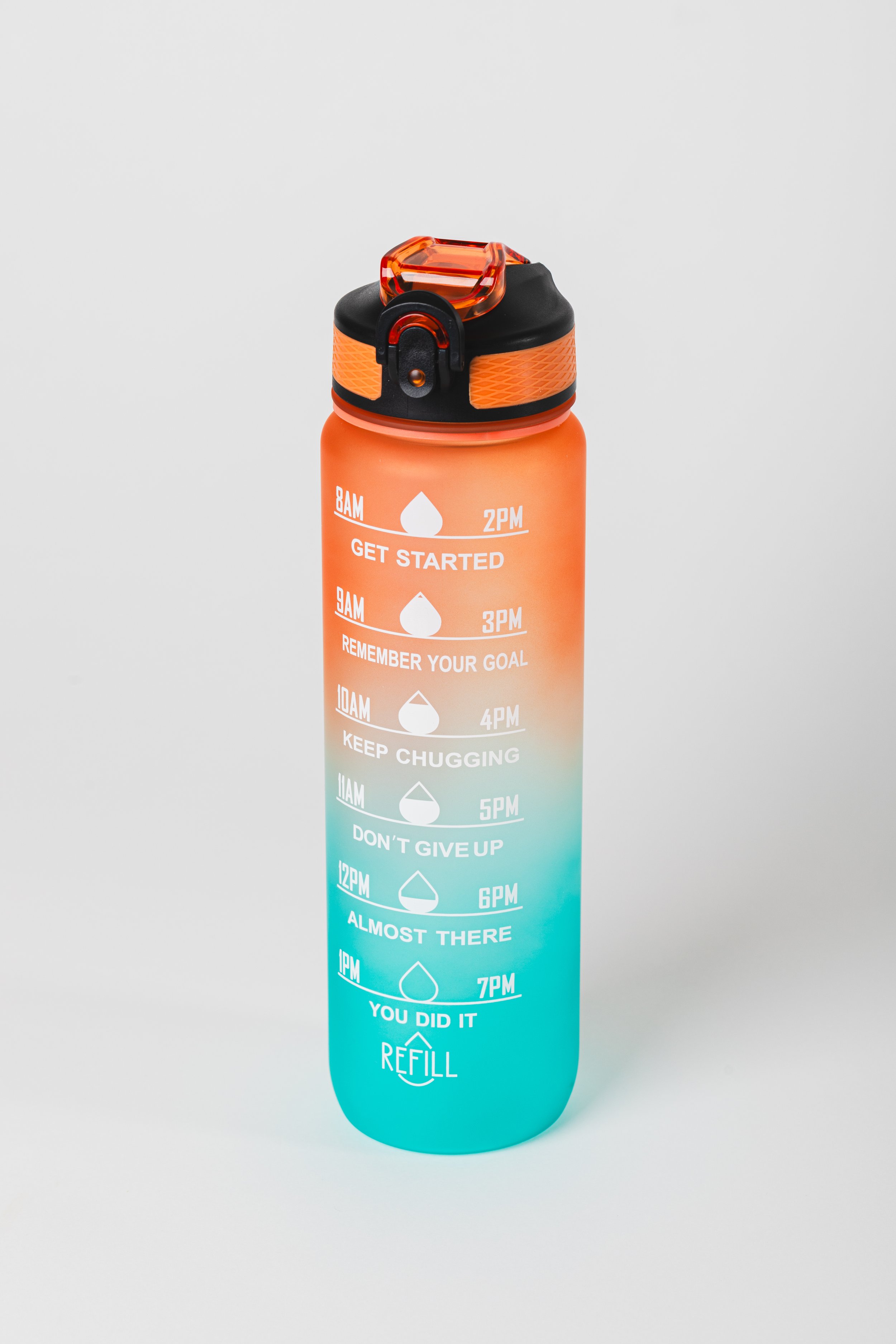 Kunststoff-Trinkflasche mit Wasserstandsanzeige, die von 8 Uhr morgens bis 7 Uhr abends markiert ist, mit Motivations-Texten und einem Aufdruck 'Refill' am Boden.