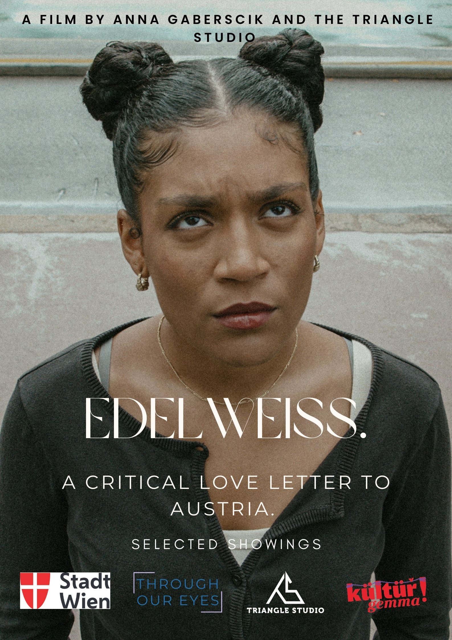 Nahaufnahme einer jungen schwarzen Frau mit hochgesteckten Haaren und dunklem Oberteil, Blick nach oben, gegen eine belebte Straßenkulisse.