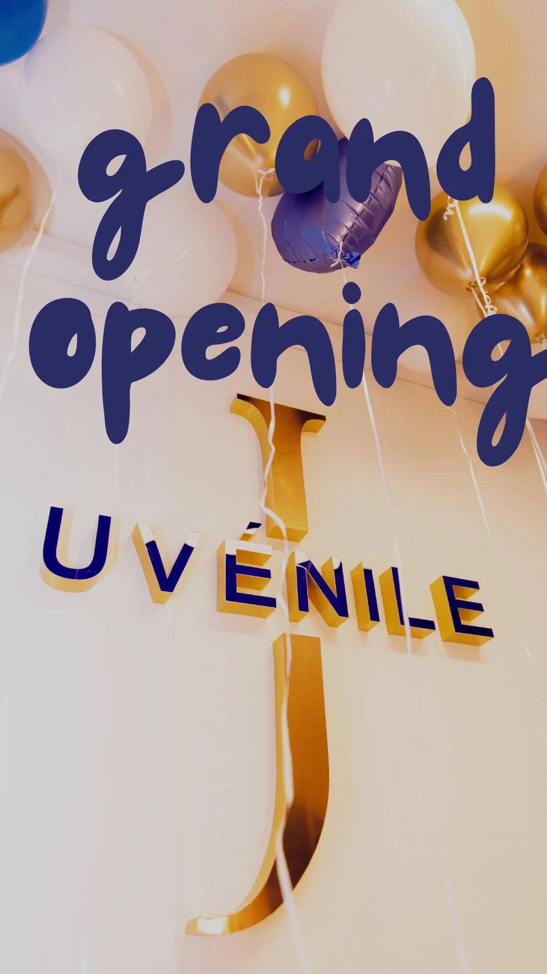 Dekoration mit Luftballons und einem goldenen Kreuz, Schriftzug "grand opening" und "UVÈNILE" für eine Eröffnungsfeier.