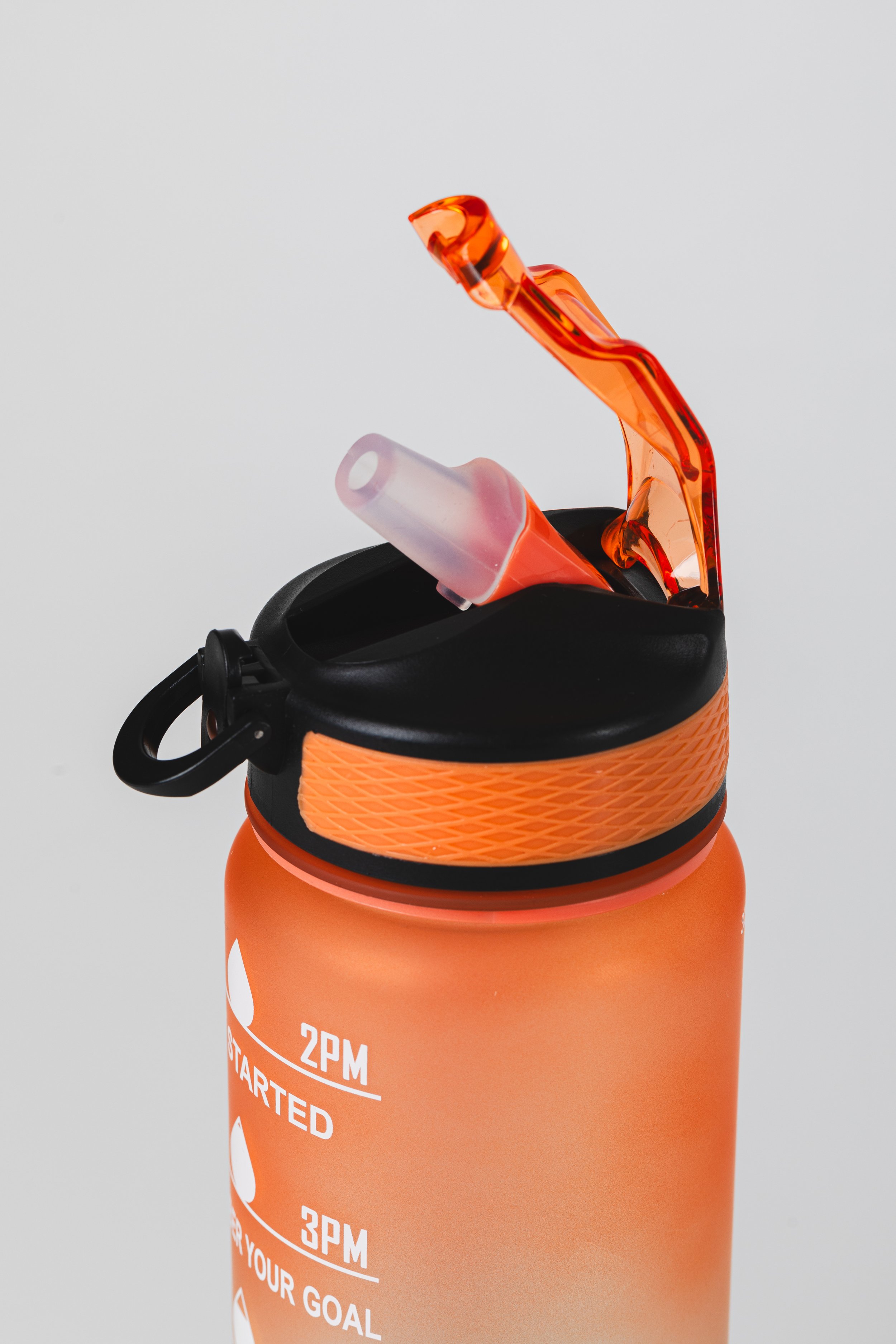 Eine orange Wasserflasche mit einem schwarzen Deckel und Messmarkierungen, die einen Trinkhalm enthält.