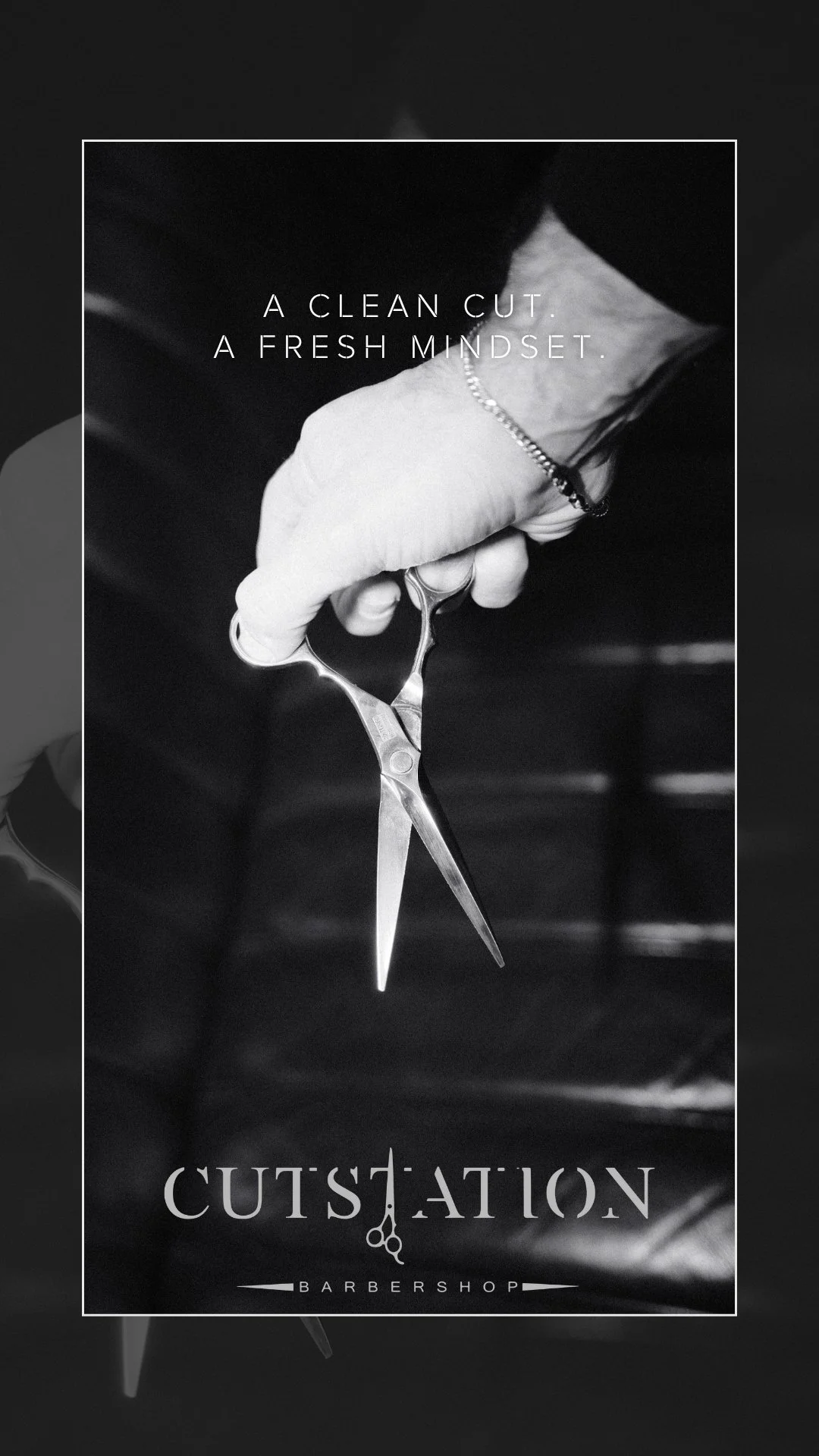 Schwarzes und weißes Bild eines Haarschneiders, der eine Schere hält. Texte: "A clean cut. A fresh mindset." und "Cutdown Barbershop".