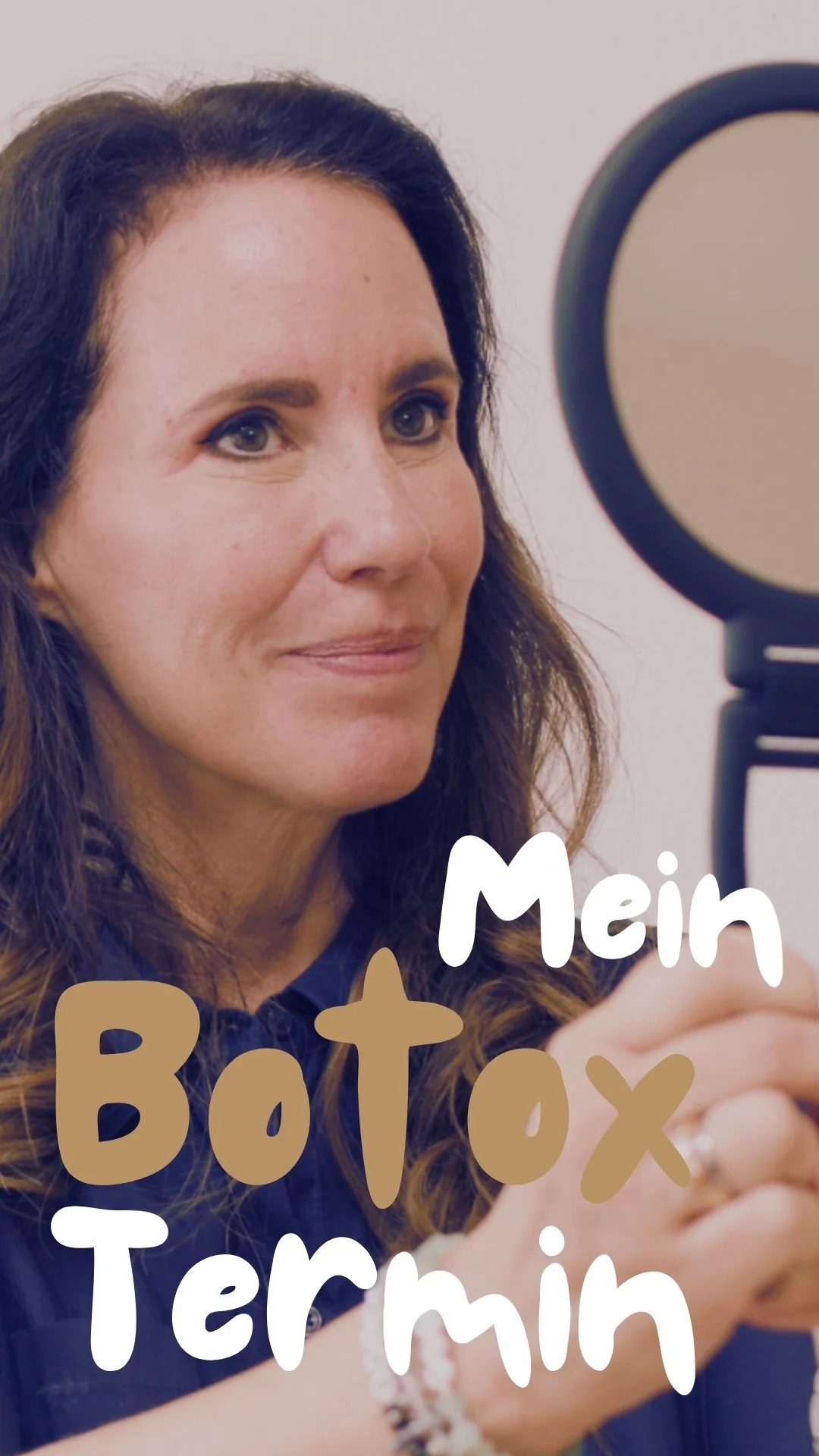 Frau betrachtet ein Spiegelbild bei einer Botox- oder Termin-Behandlung, mit dem Text 'Mein Botox Termin' darüber.