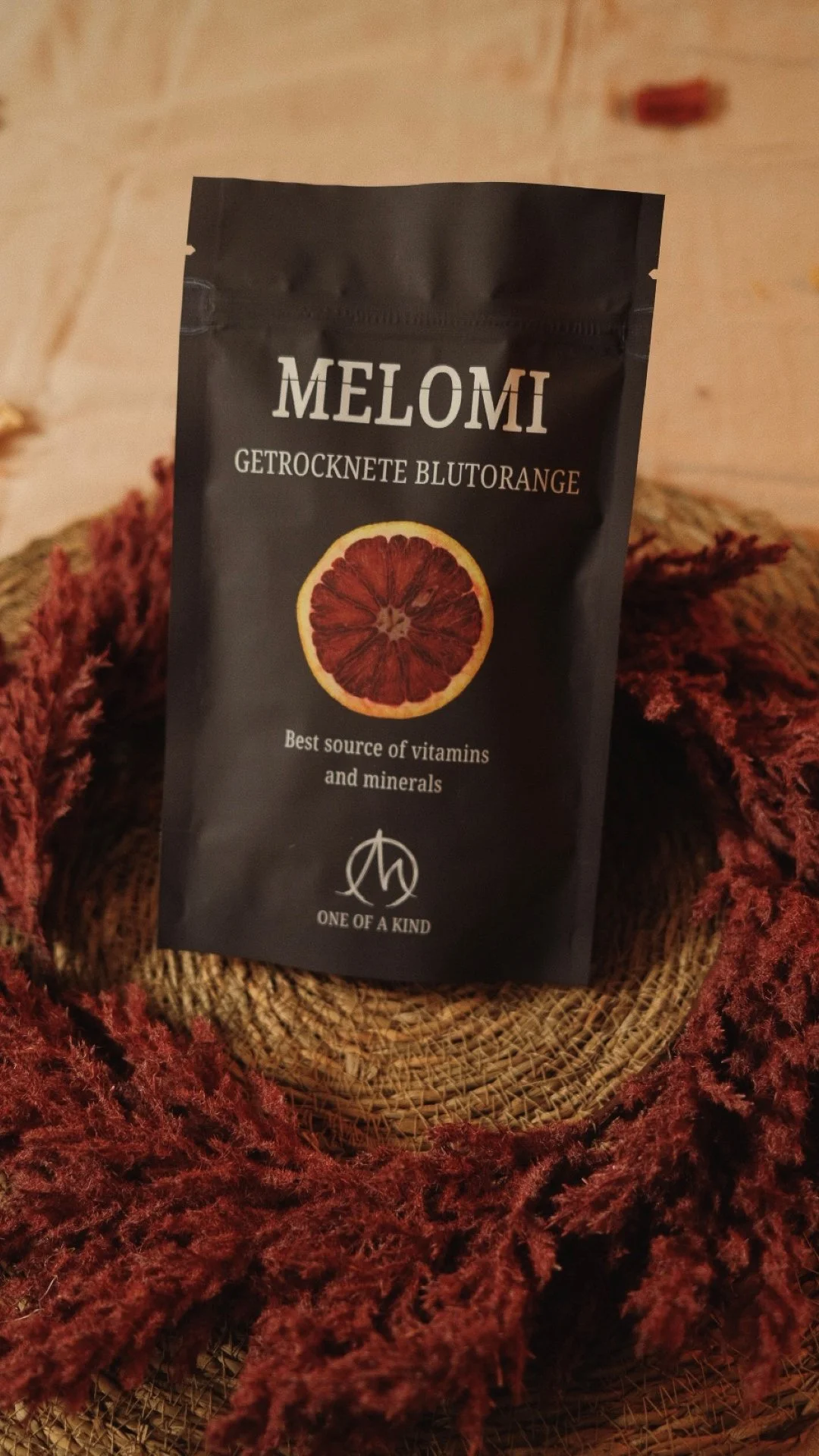 Verpackung mit getrockneter Blutorange auf einem Korb. Hochwertiges, schwarzes Design mit einem Bild einer Blutorange in der Mitte.