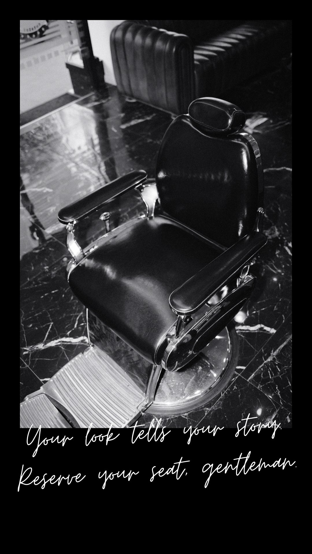 Ein schwarzer Friseurstuhl auf schwarzem Marmorboden, mit einem weiteren Stuhl im Hintergrund. Der Text lautet: 'Dein Blick erzählt deine Geschichte. Reserviere deinen Sitz, Gentleman.'