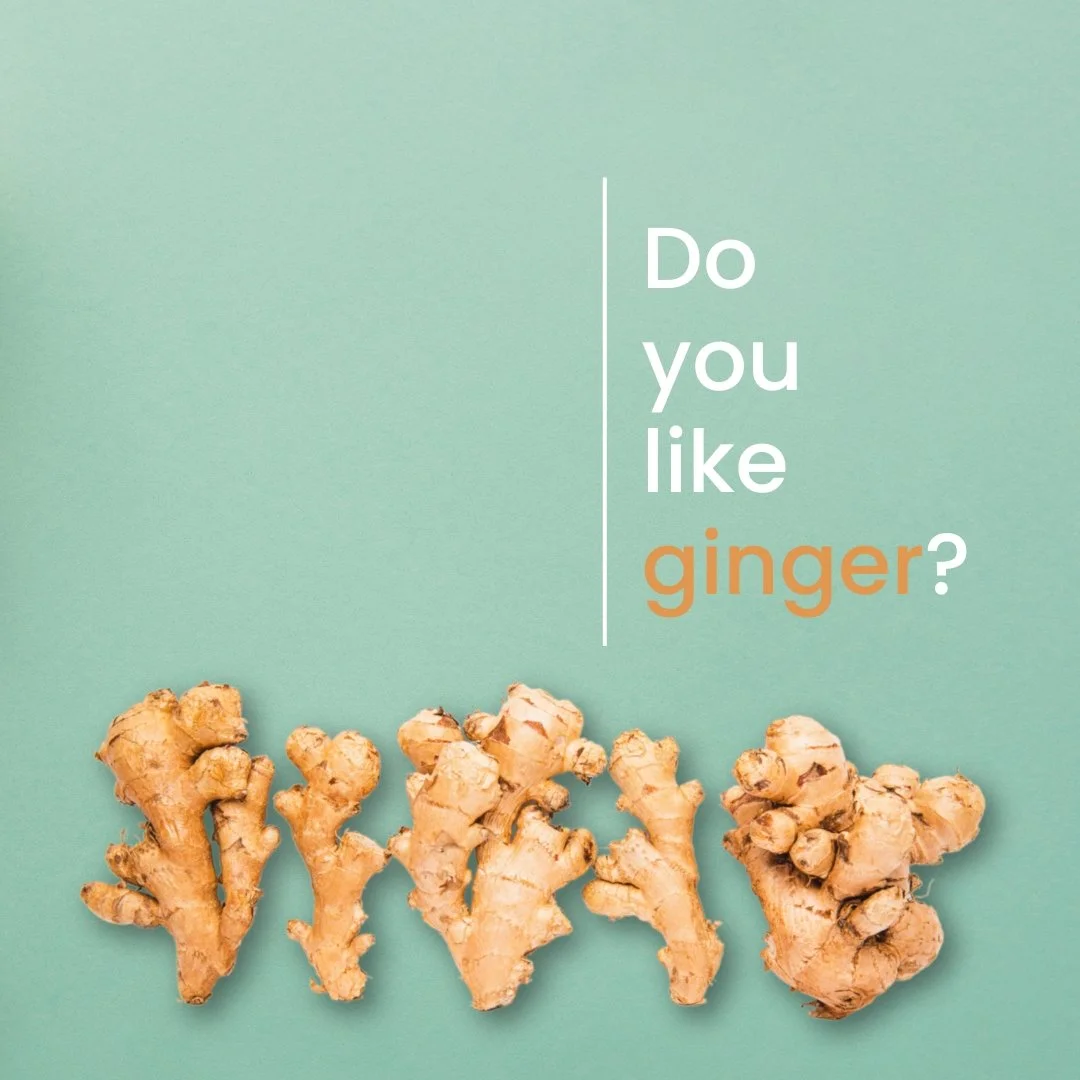Mehrere Ingwerwurzeln vor einem hellblauen Hintergrund mit dem Text 'Do you like ginger?' in Weiß und Orange.