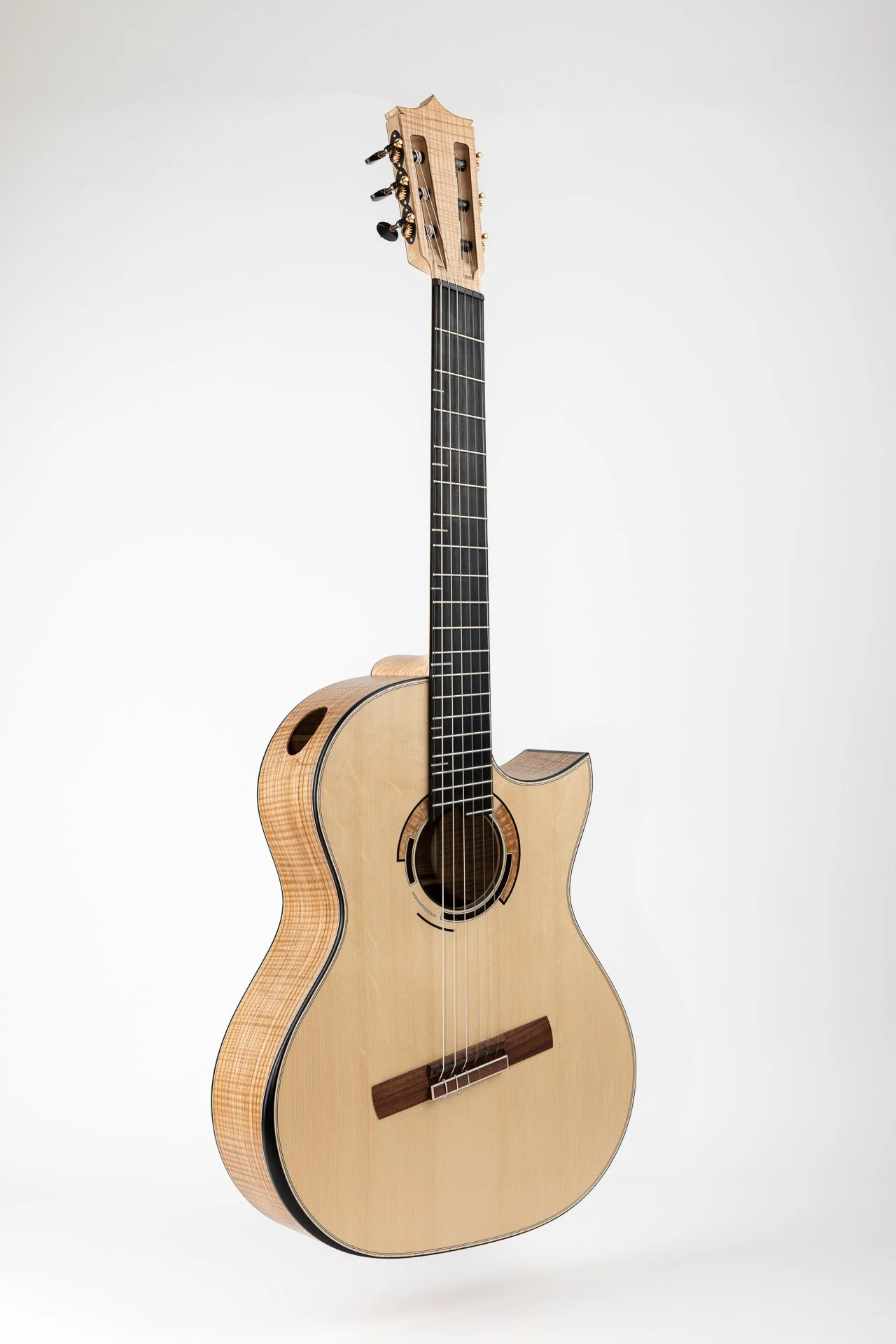 Holz-Akustik-Gitarre auf weißem Hintergrund