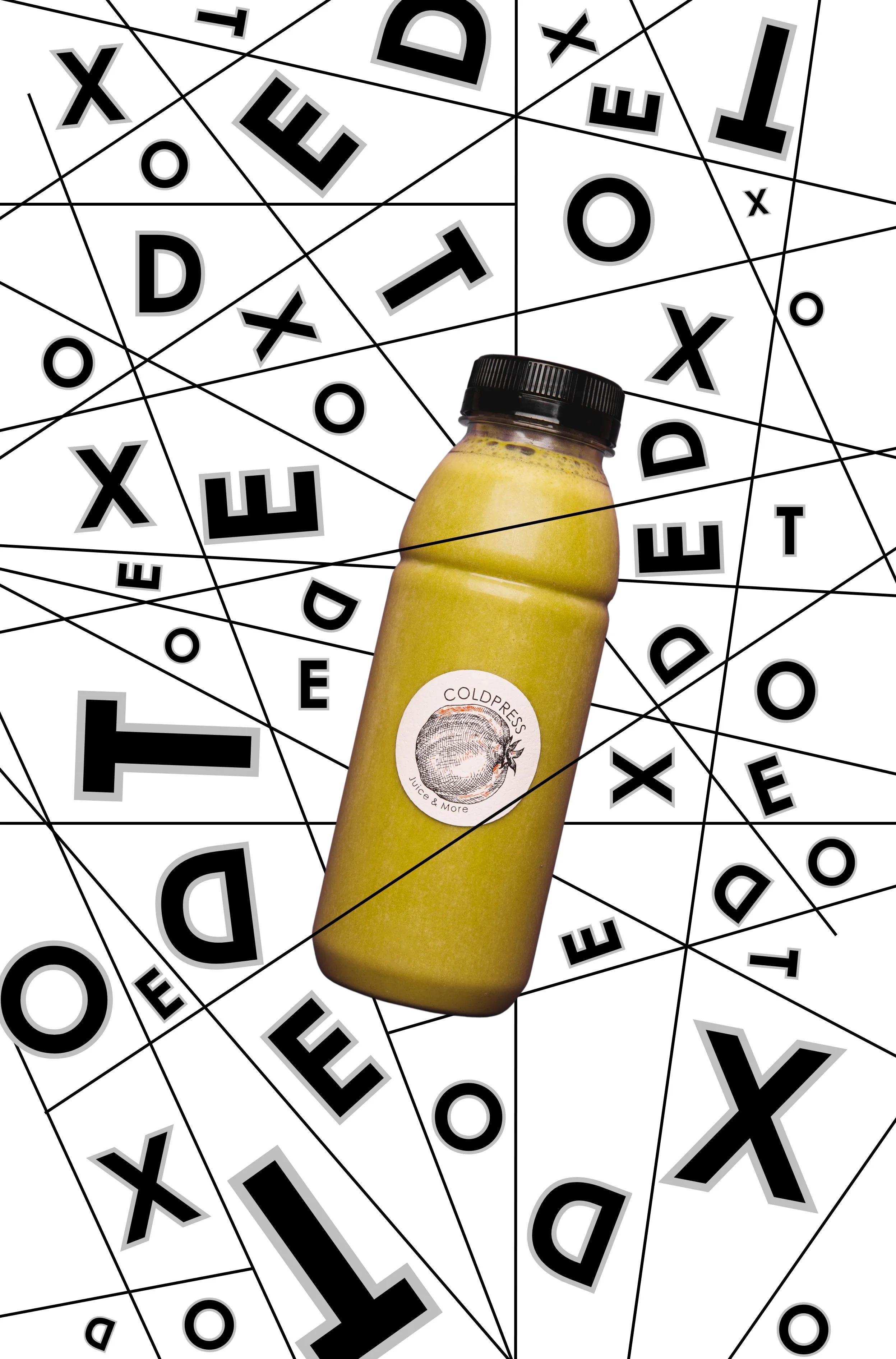 Ein gelbe Flasche mit einem schwarzen Deckel, beschriftet mit einem Aufkleber, der einen Granatapfel und den Text "ColdPress Juice & More" zeigt, vor einem Hintergrund mit schwarzem und weißem geometrischem Muster mit Buchstaben und Linien.