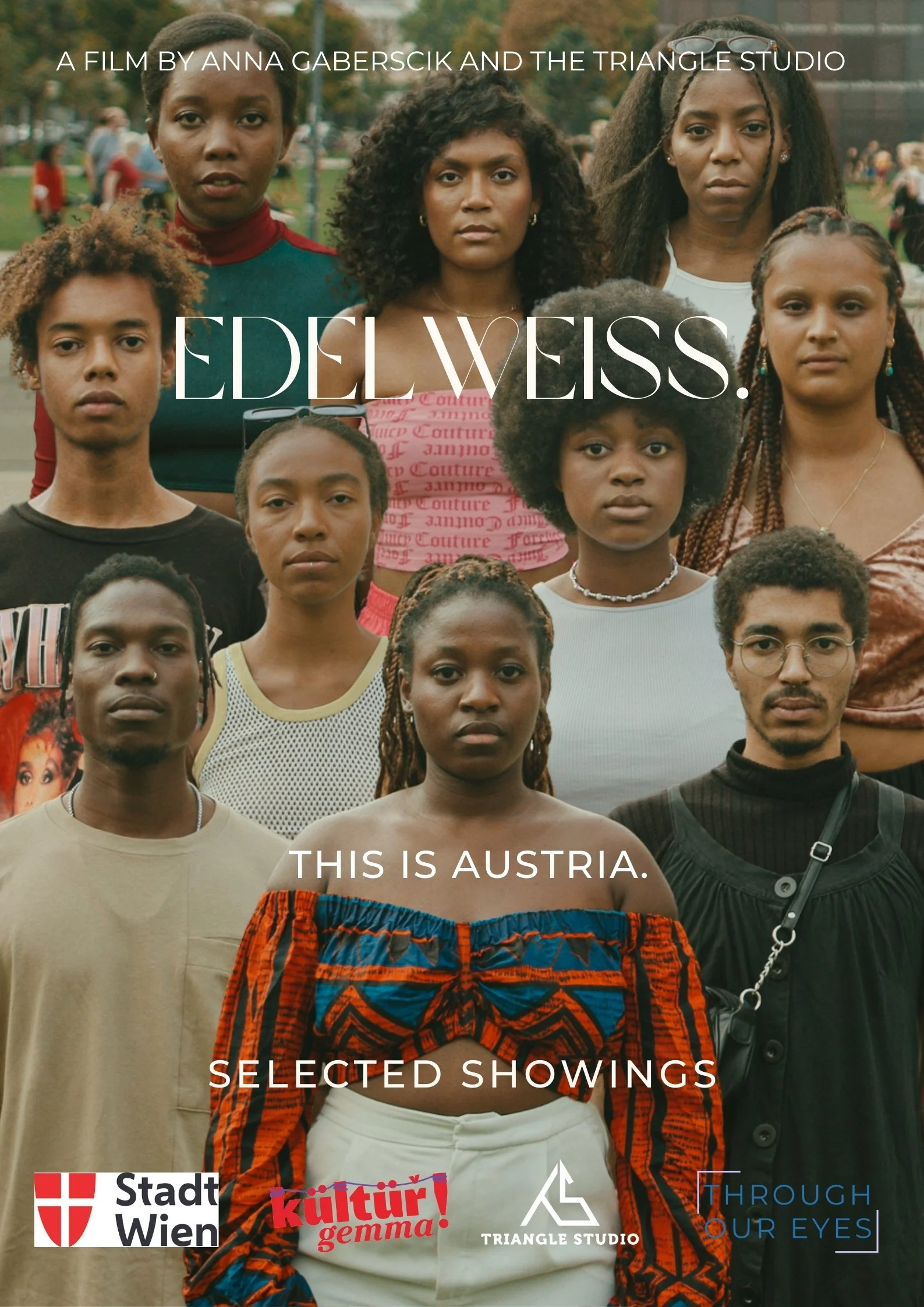 Gruppenporträt junger Menschen unterschiedlicher Herkunft bei einer Veranstaltungsankündigung für den Film "Edelweiss" in Wien, Österreich.