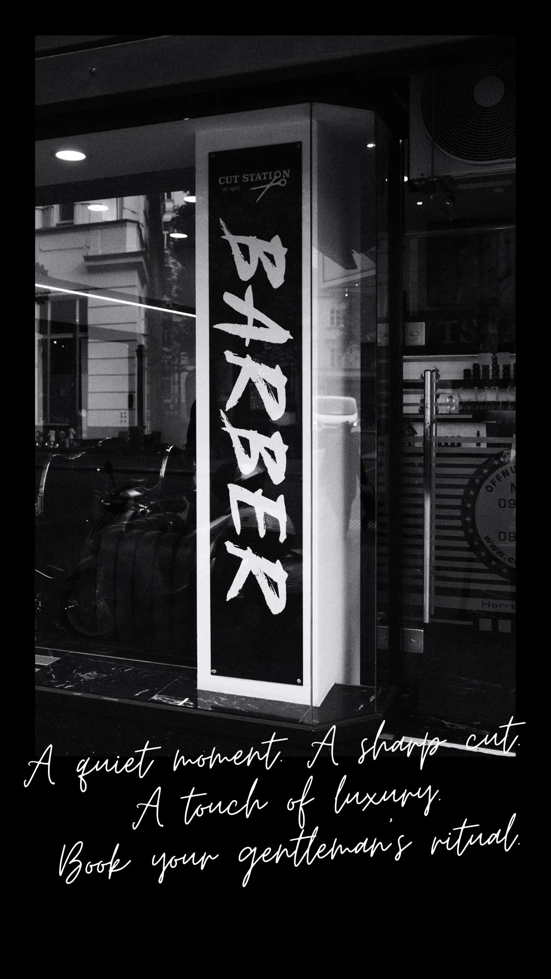 Schaufenster eines Geschäfts mit einem schwarzen und weißen Schild, das den Namen 'BEYBLS' zeigt. Darunter Text in eleganter Handschrift: 'A quiet moment. A sharp cut. A touch of luxury. Book your gentleman's ritual.'