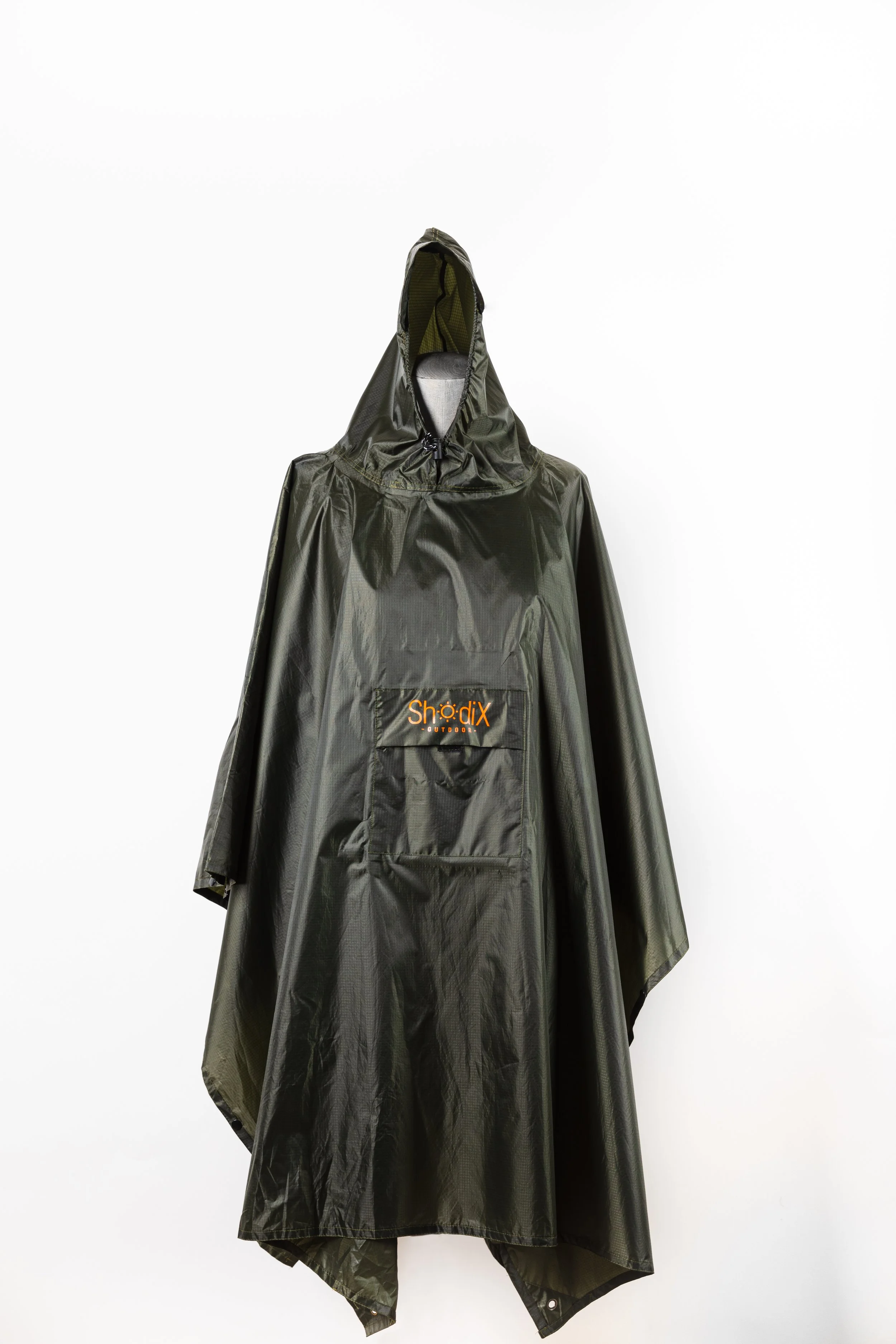 Ein schwarner Regenponcho mit Kapuze und einer Tasche auf der Vorderseite, auf einem weißen Hintergrund.