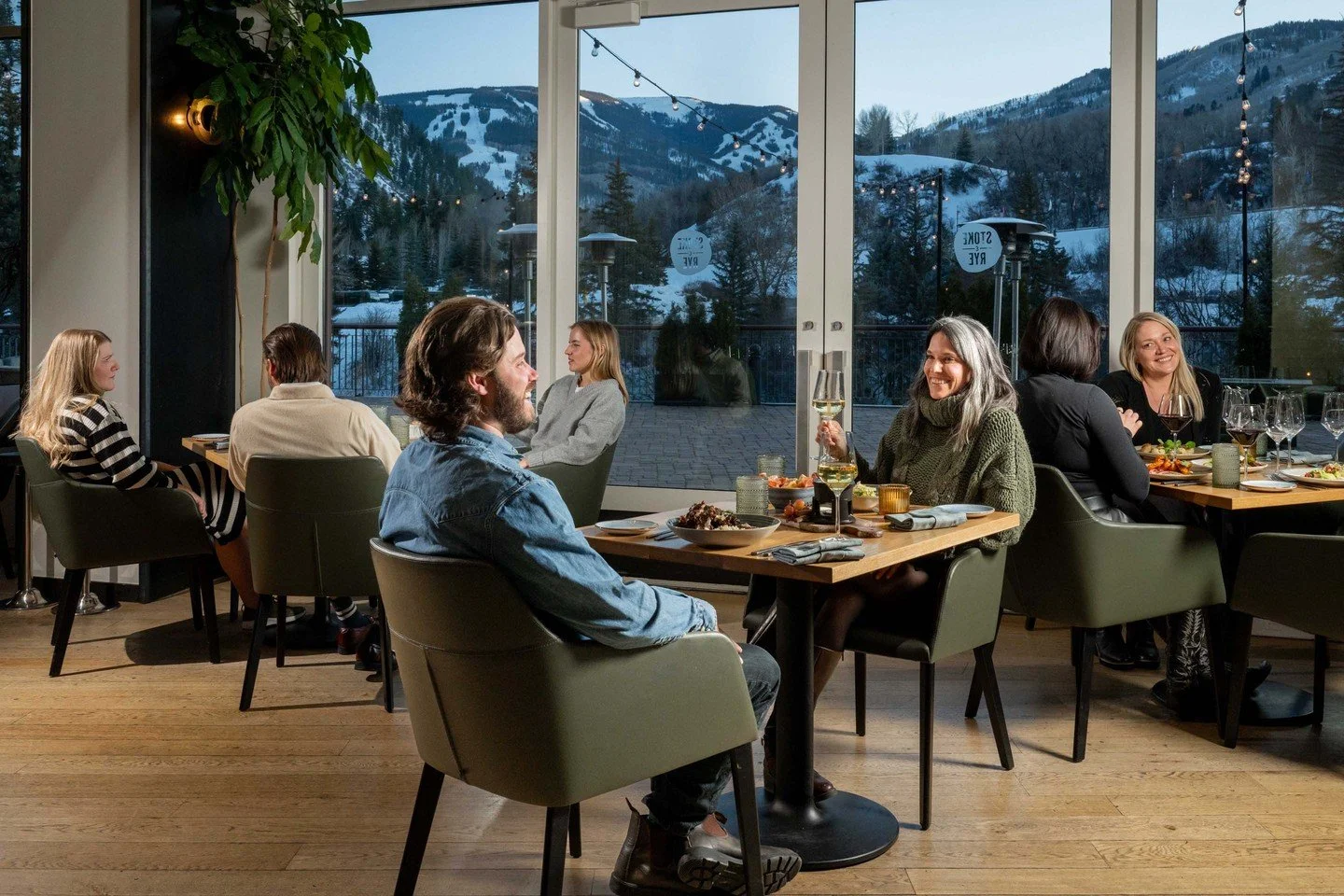 Cozy winter evenings at Stoke & Rye >  With snow in the forecast, we can't wait for nights like this after a day on the slopes. 
#stokeandrye #westinriverfront #riverfrontdining #chefrichardsandoval @chefrichardsandoval