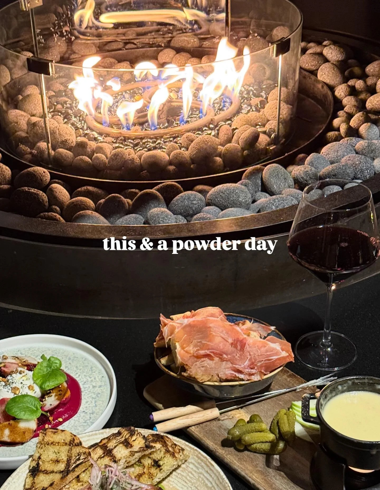 Our apr&egrave;s lineup > 

Join us after a day on the slopes for your apr&egrave;s ski favorites and a cozy ambience. We offer happy hour daily from 5-6, featuring small bite and drink specials, $7 well cocktails, $5 draft beer, $10 house red, wh