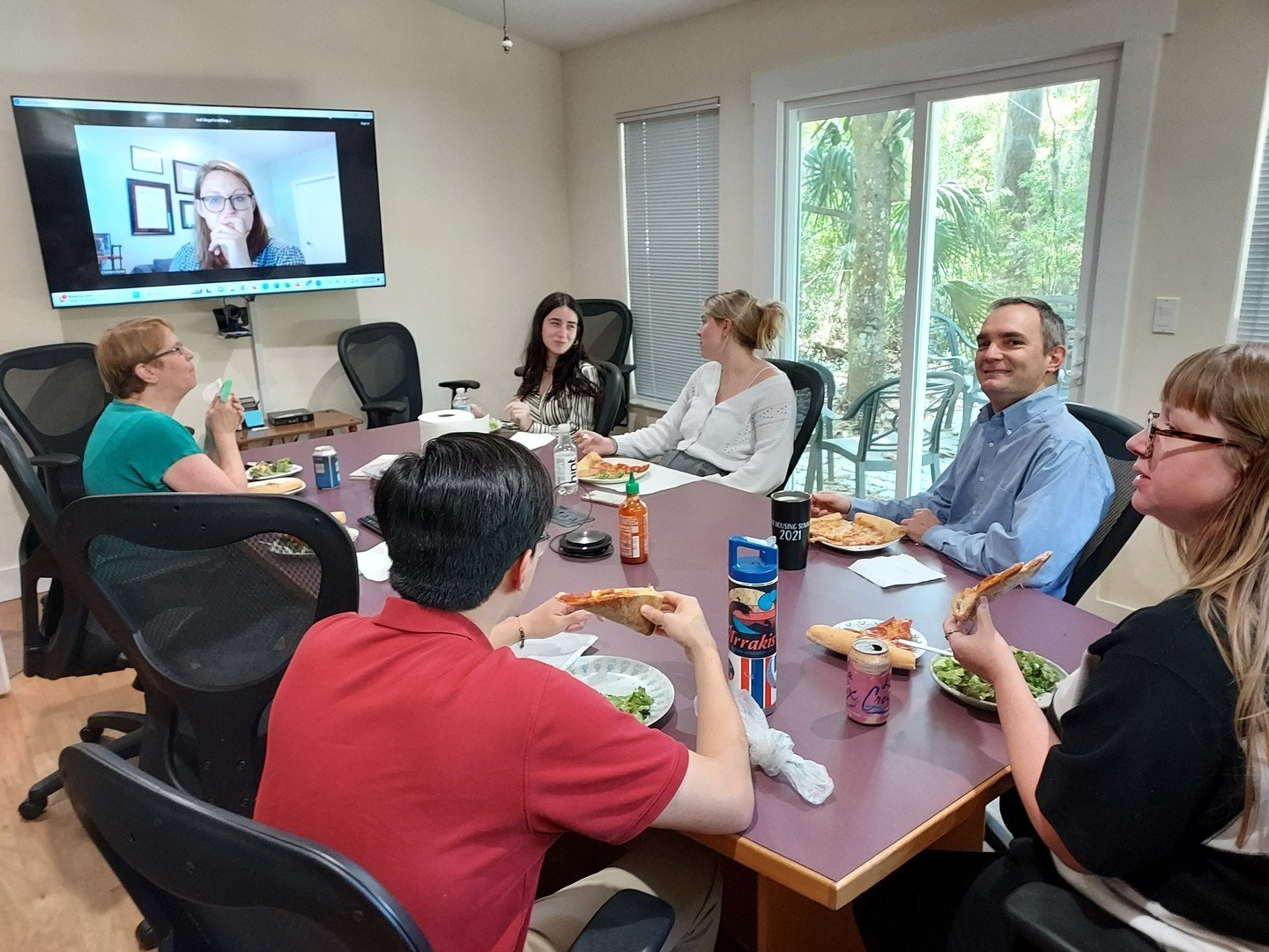 Our SLC team lunch this week featured Satchel's pizzas and salad, with Chelsea Dunn freshly back from parental leave, joining in via Zoom to talk about SLC's history of working to decriminalize poverty. 

🍕 If these pics made you crave pizza like it