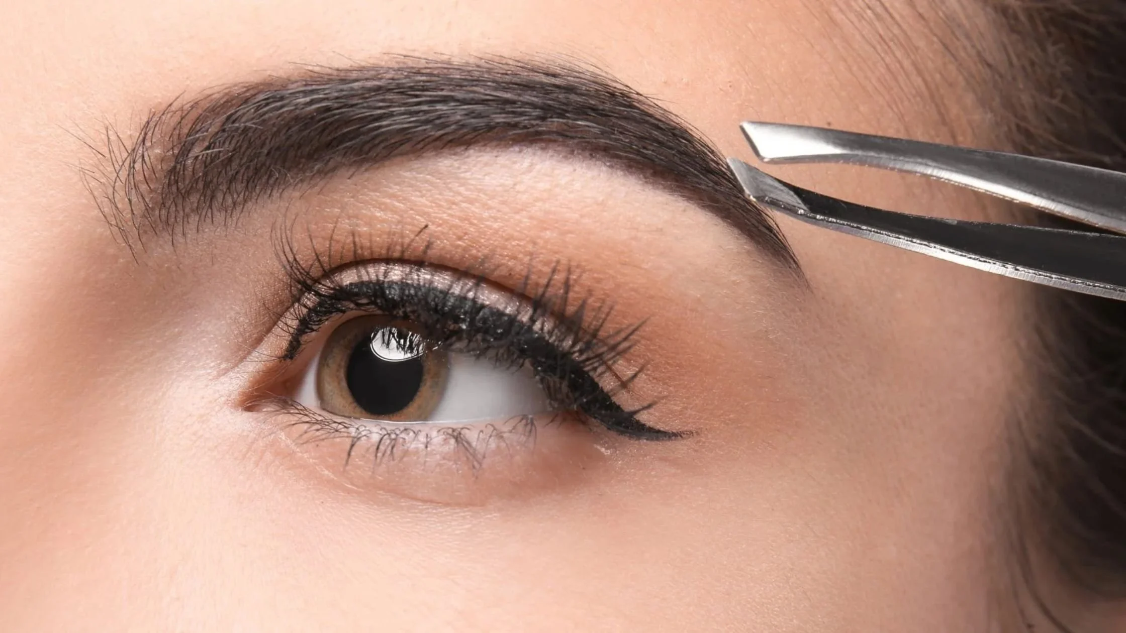 What Happens During an Eyebrow Tint Appointment