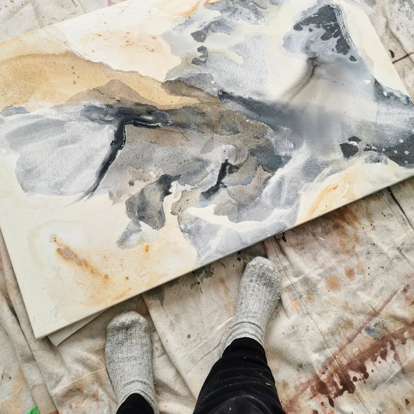 Playing with the remaining white gessoed canvas i have. I really prefer raw canvas, but its interesting to challenge me to work on something that feels less natural and intuitive. We'll see where it takes this piece :)

Je m'amuse avec un canvas appr