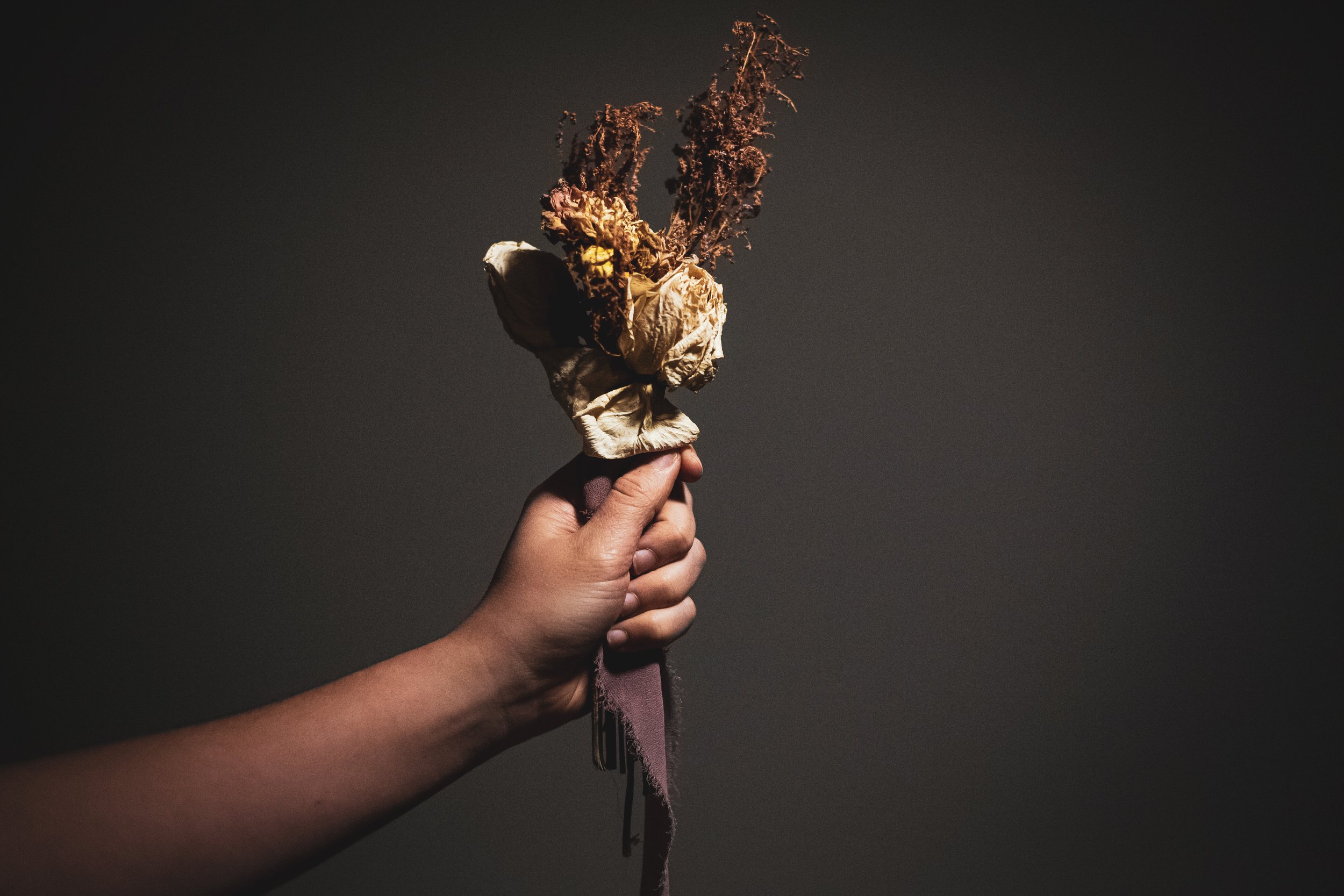 Dead bouquet of flowers
