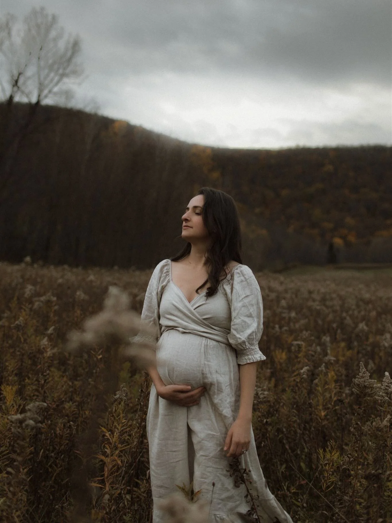 The last outdoor maternity story of the year. 
that fleeting edge of autumn, when the leaves are all the rich dark shades of brown, and the way the cool sun glows through the clouds. 

My favorite kind of ending. 

Stephanie George Photography
Family