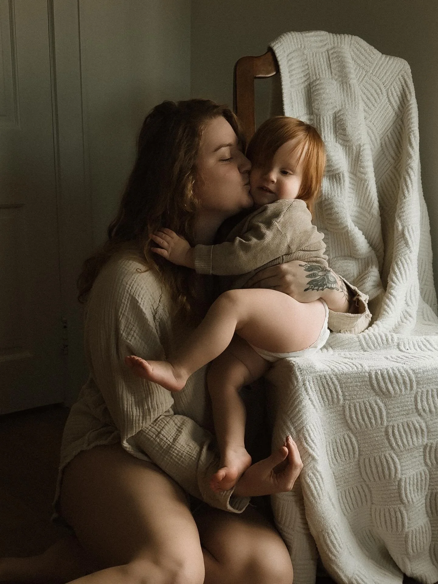 Sometimes we forget the subtle magic of being photographed in the place where life actually unfolds.
Your own walls.
your own light.
the softness of a chair you always curl into.
the echo of a hallway your baby will grow taller in.

I&rsquo;ve had my