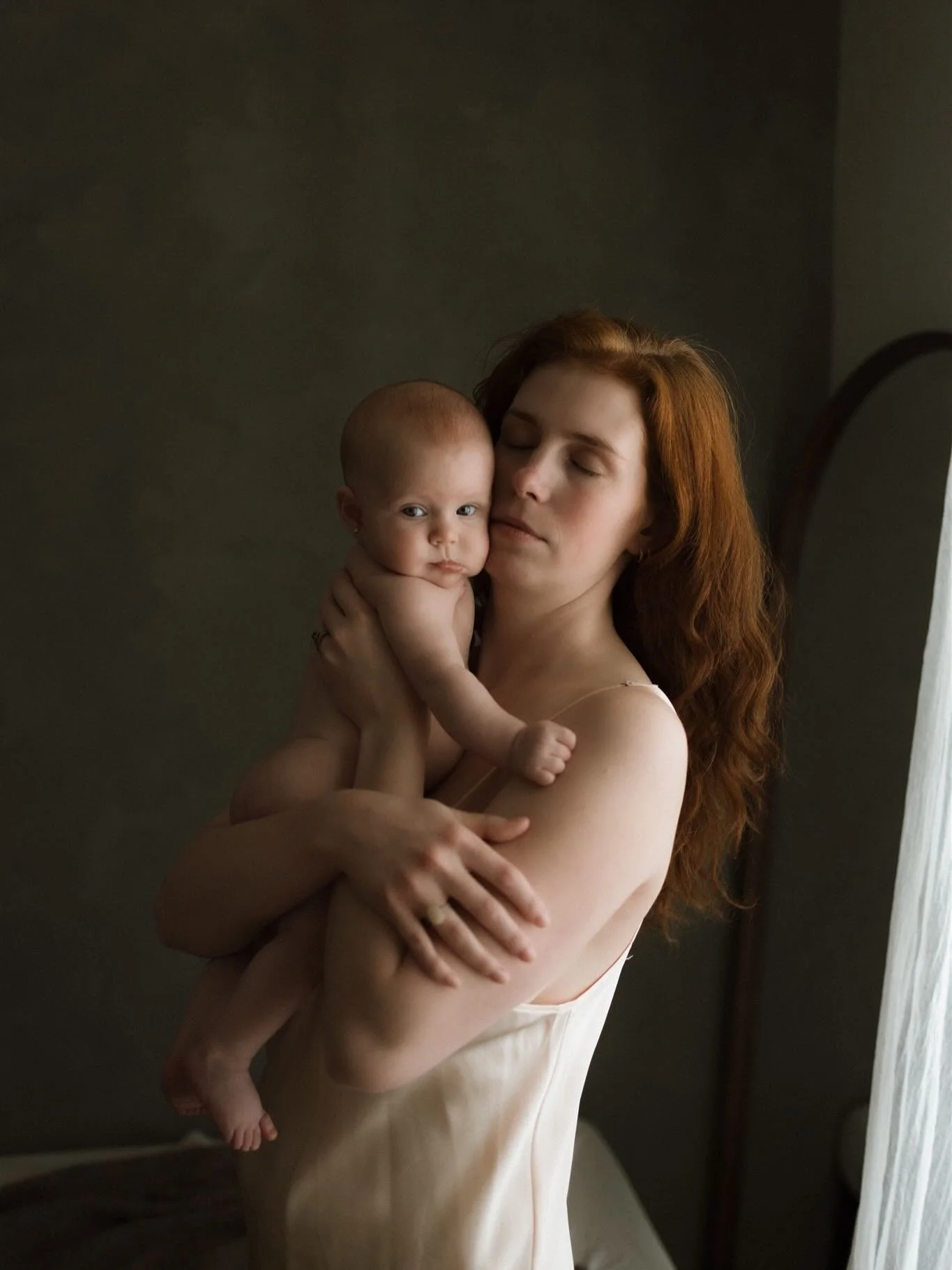 I know I&rsquo;ll be sharing this session in different posts because there were so many gorgeous moments. But I needed to debut my new studio change with nothing that is better than skin to skin moments. Aren&rsquo;t these two so totally perfect? 

S