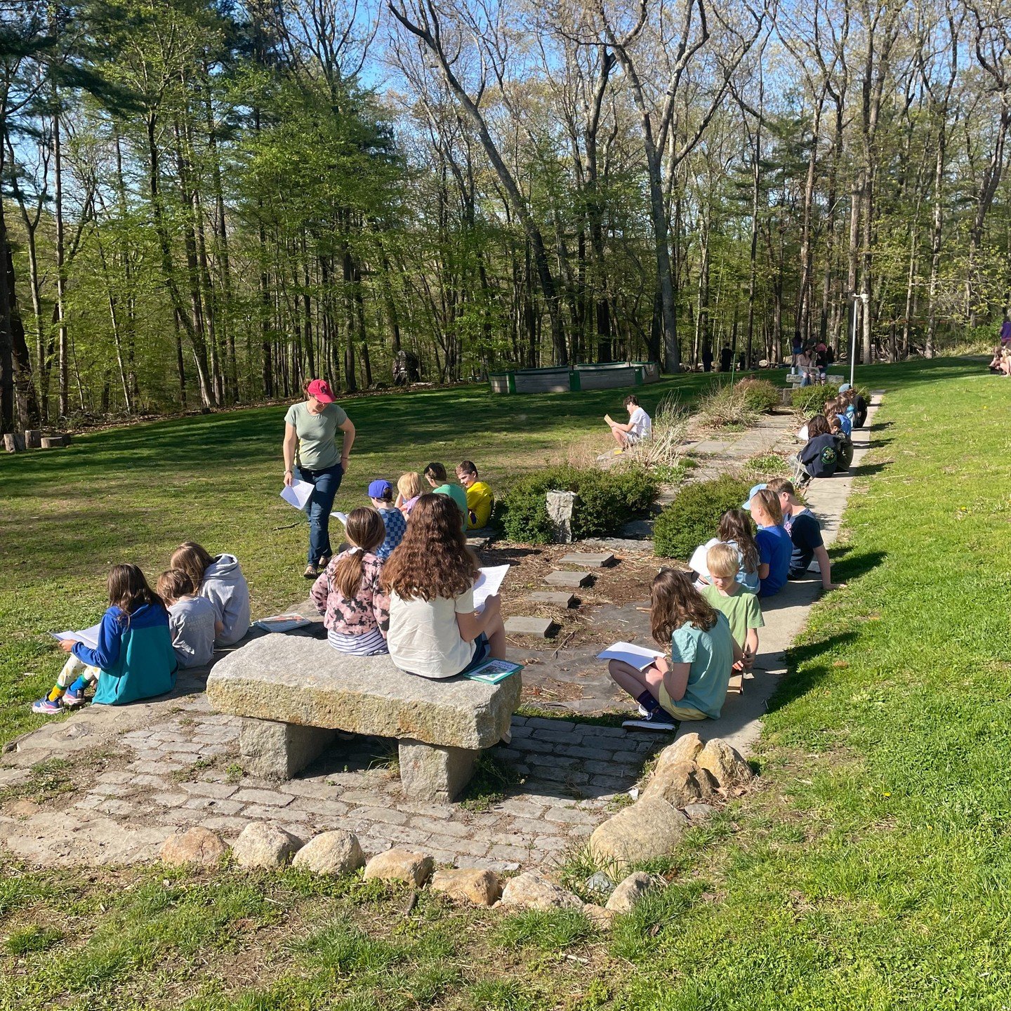 It was a glorious morning for Reading Buddies outside at Birches! Older students read to their buddies every week in this beloved Birches tradition.❤️