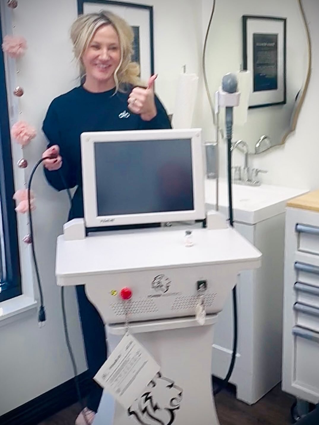 How I feel about Microneedling with PDRN 👍😍

✨ Microneedling stimulates collagen and creates tiny channels in the skin so that treatments can absorb better. Adding PDRN helps support skin repair, hydration and recovery. 

✨Together they help your s