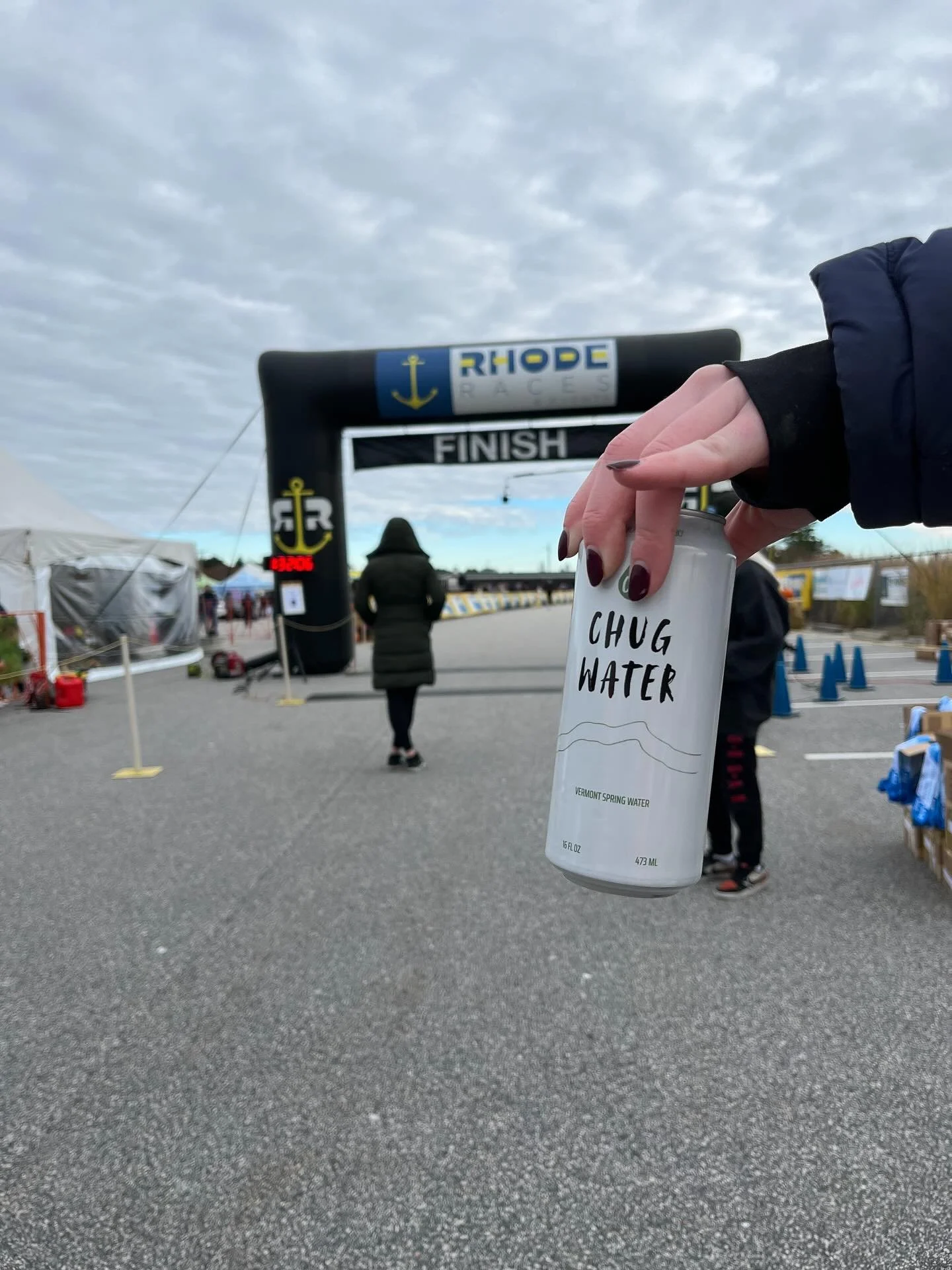 Seeing runners walk around with cans of @chug_water at the finish line will never get old 🥹
#rhoderaces #rhodeisland #runners #roadraces #maratgons #recycle #reduce #sustainable #shoplocal #chugwater #chugresponsibly