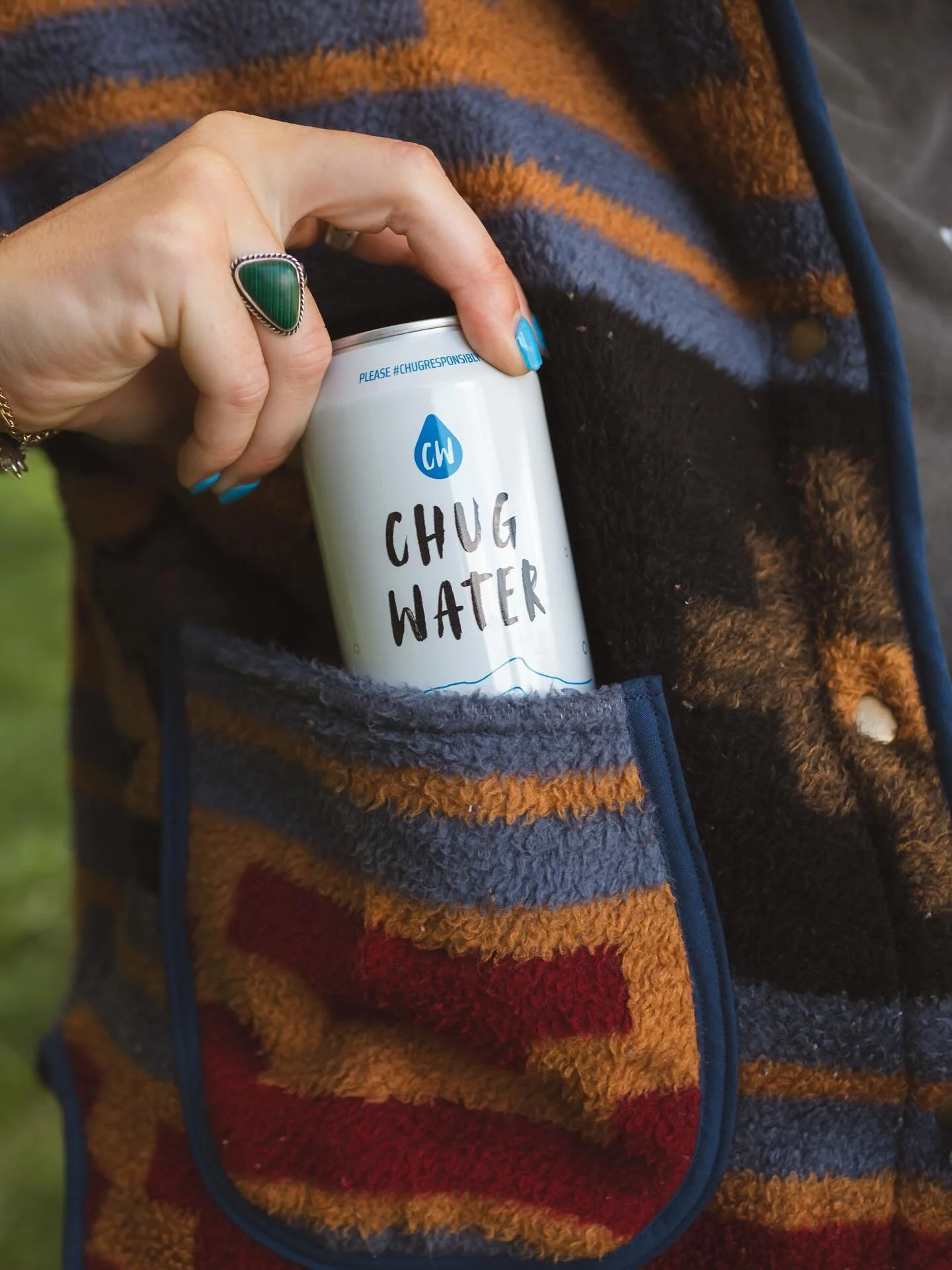 staying hydrated is always in season 🍂 

#fall #chugwater #chugresponsibly #sweaterweather #recycle #reduce #vermont #shopsmall