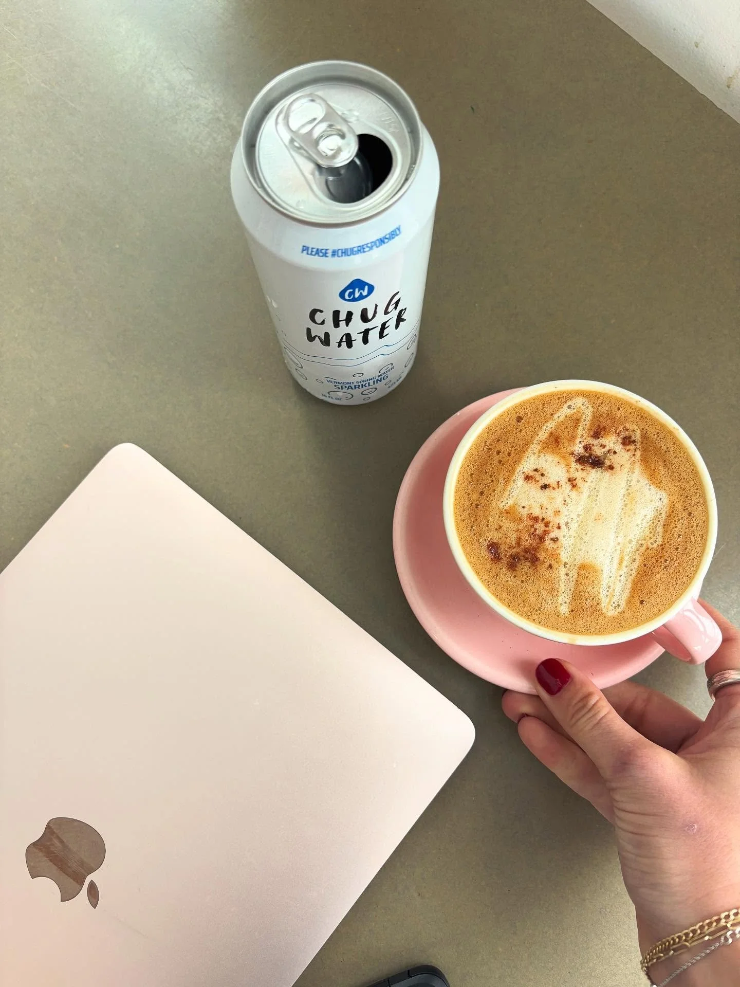 @scout.vt dirty chai 🤝 sparkling spring water 

#vermont #coffeeshop #chugwater #chugresponsibly #recycle #reduce