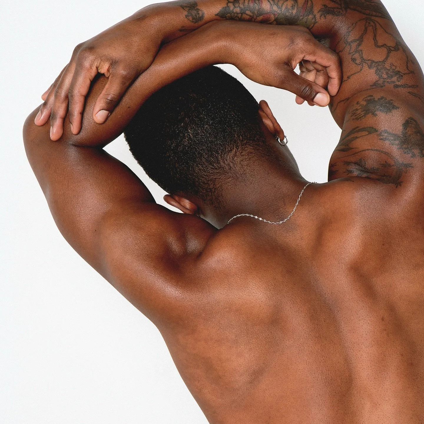 Powerful notes meet a foundation of fractionated coconut oil. A scent that feels as good as it smells.