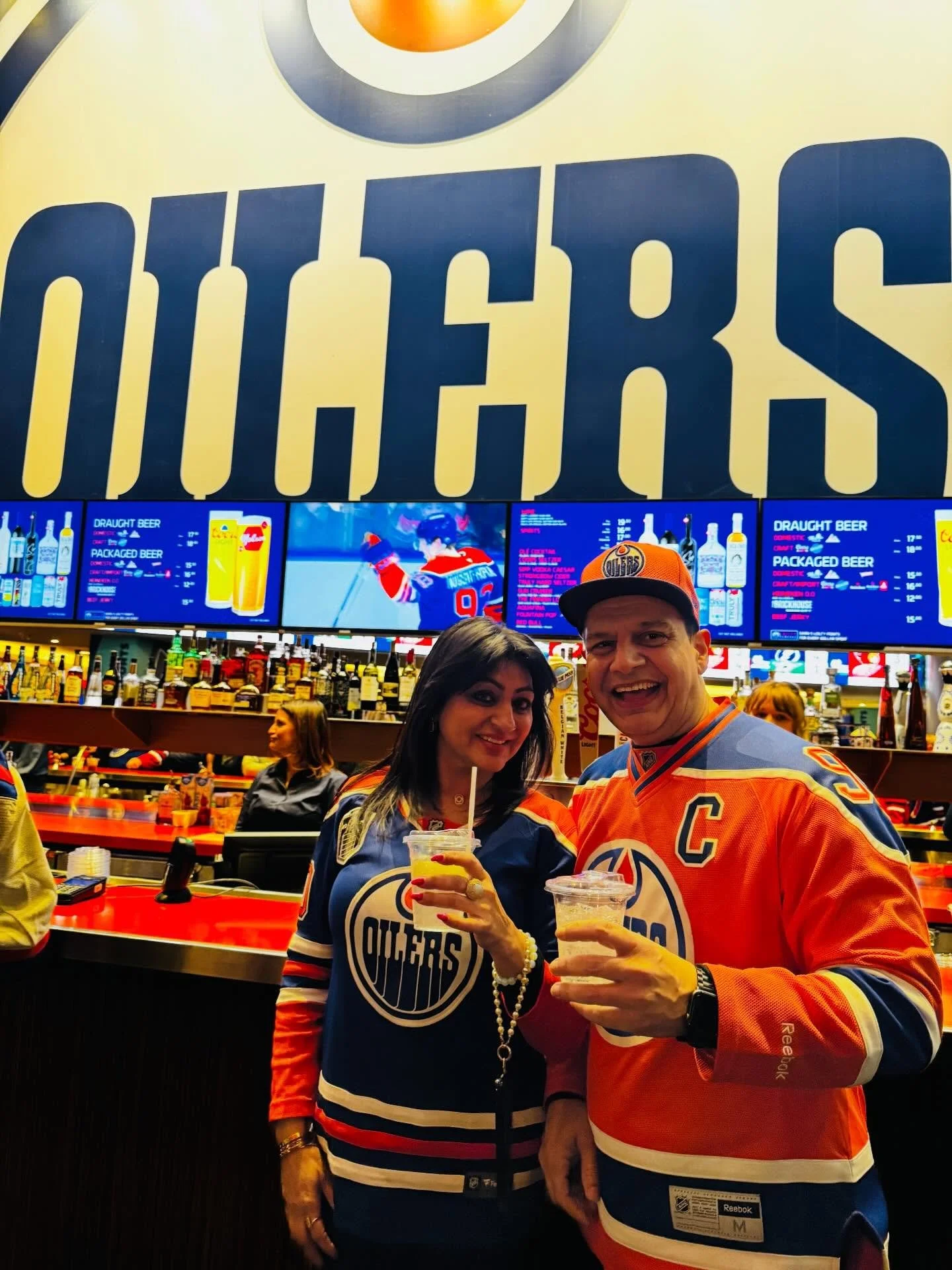 Sunday nights, city pride, and unforgettable moments 🧡💙

What a night in Edmonton! An electric atmosphere, a dominant Oilers win, and the best part&mdash;spending quality time together with Azra, family, and friends. These are the moments that remi