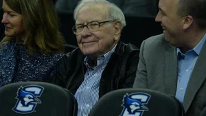 Warren Buffett’s Advice: Why Americans Should Be “Lining Up” to Buy Homes